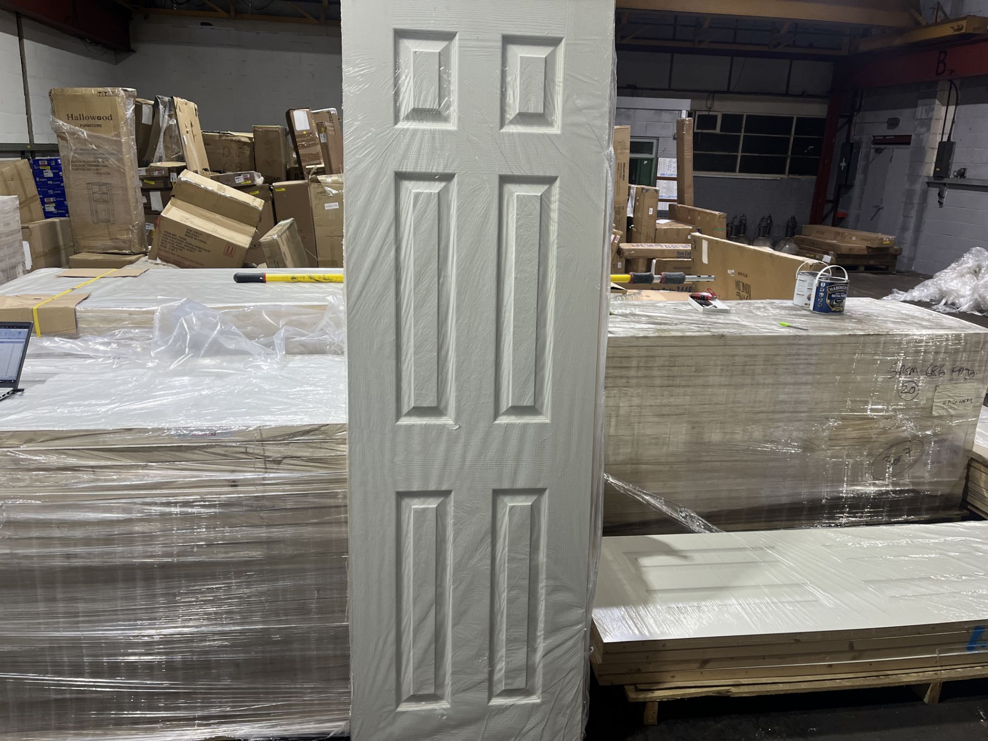 PALLET TO CONTAIN 5 X BRAND NEW PREMDOR 6 PANEL TEXTURED WHITE DOORS 80 X 24.5 X 1.5 INCHES SALEROOM