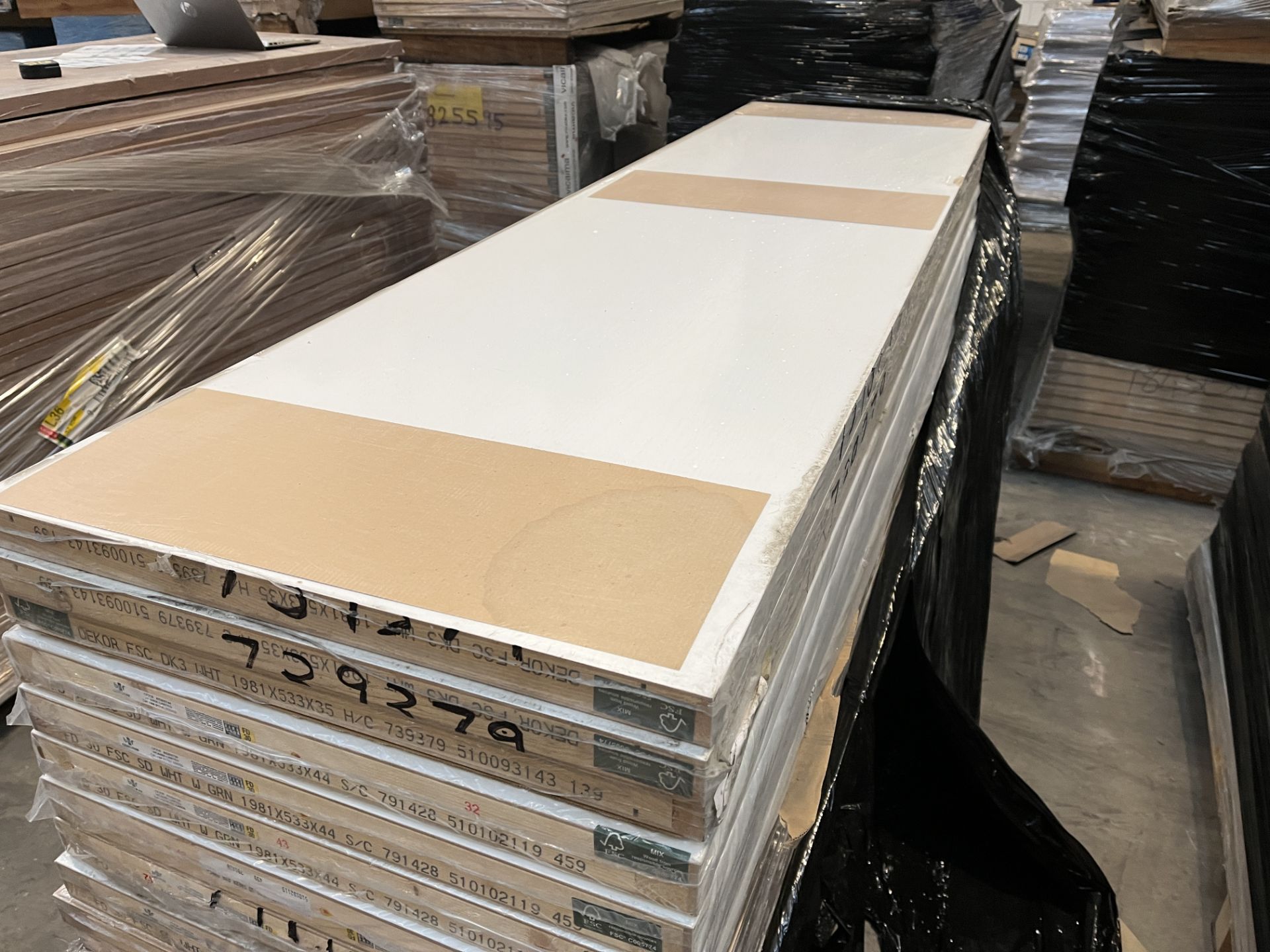 PALLET TO INCLUDE 4 X BRAND NEW VICAIMA WHITE WOOD GRAIN WOODEN DOORS 78 X 21 X 1.4 INCHES - Image 2 of 2