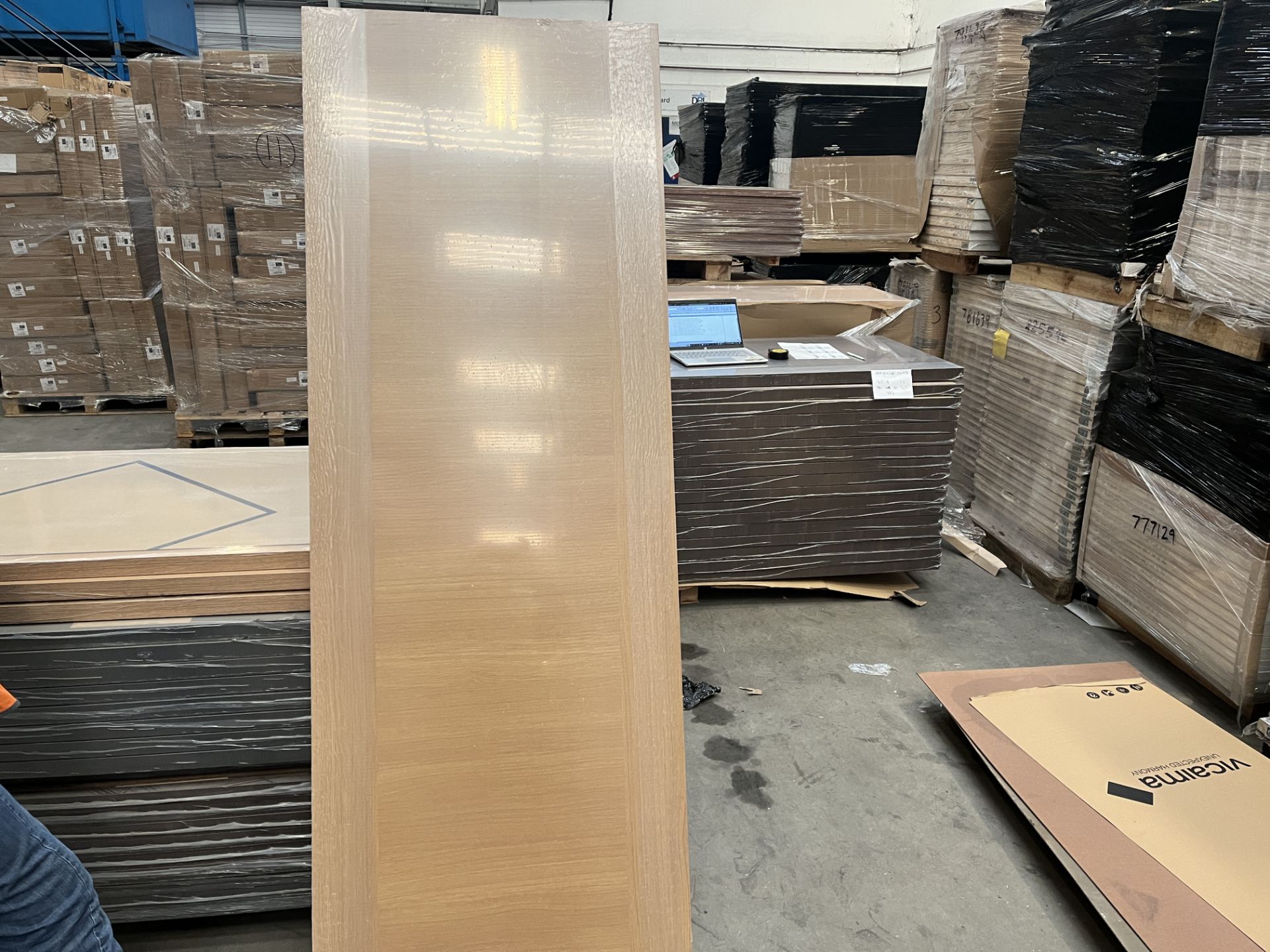 PALLET TO INCLUDE 4 X BRAND NEW VICAIMA OAK WOODEN DOORS 78 X 27 X 1.4 INCHES