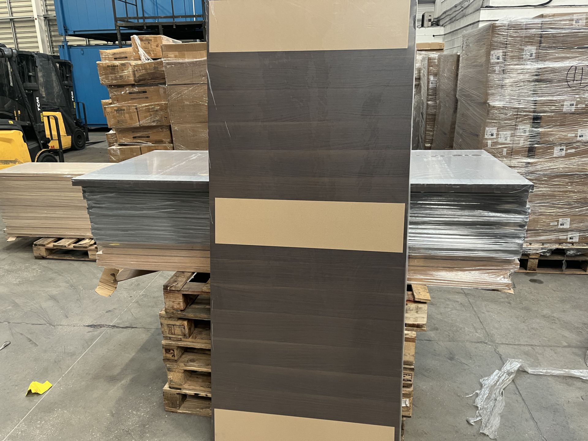 PALLET TO INCLUDE 6 X BRAND NEW VICAIMA DARK CEDAR FIRE DOORS 78 X 33 X 1.4 INCHES