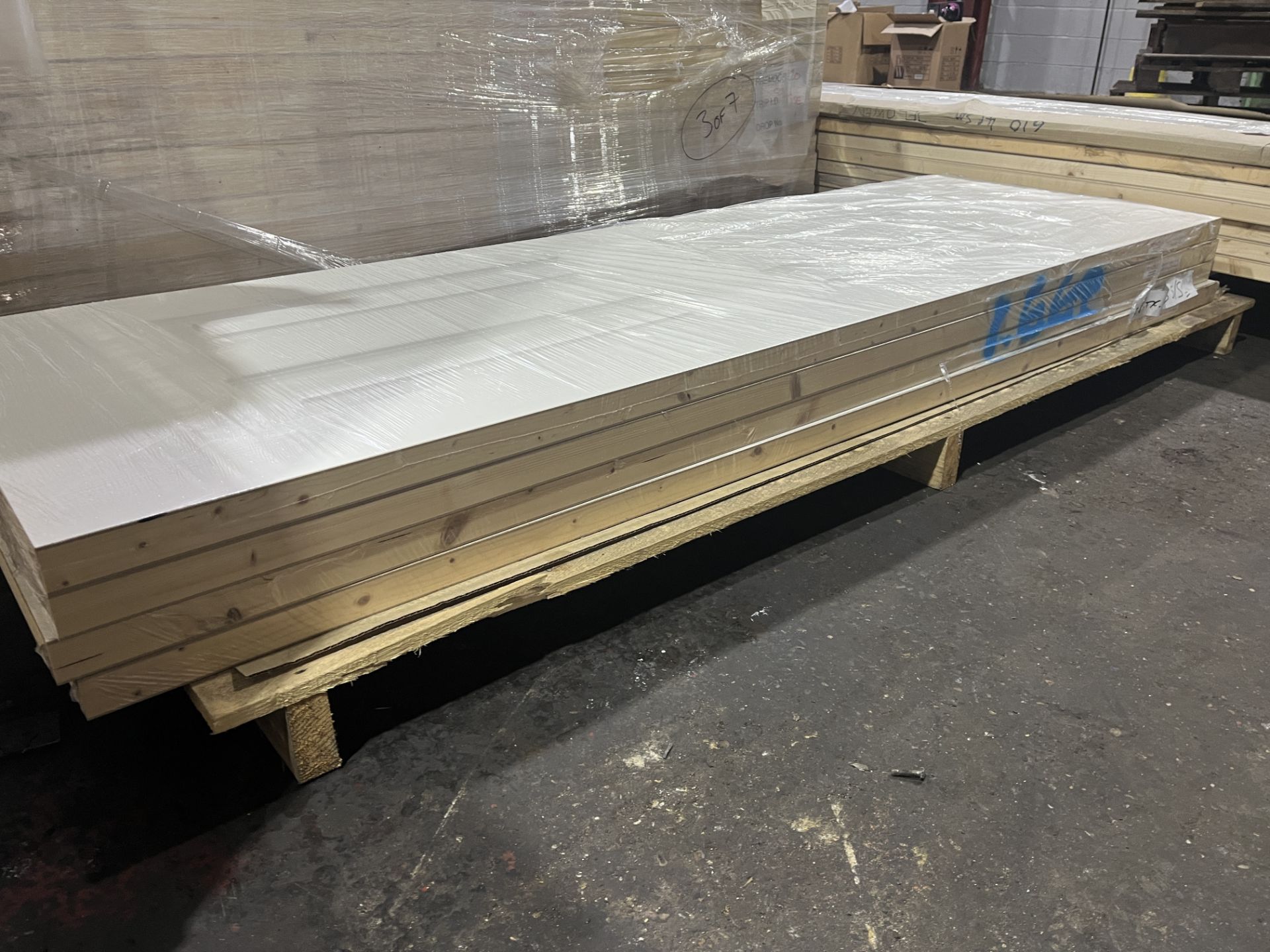 PALLET TO CONTAIN 5 X BRAND NEW PREMDOR 6 PANEL TEXTURED WHITE DOORS 80 X 24.5 X 1.5 INCHES SALEROOM - Image 2 of 2