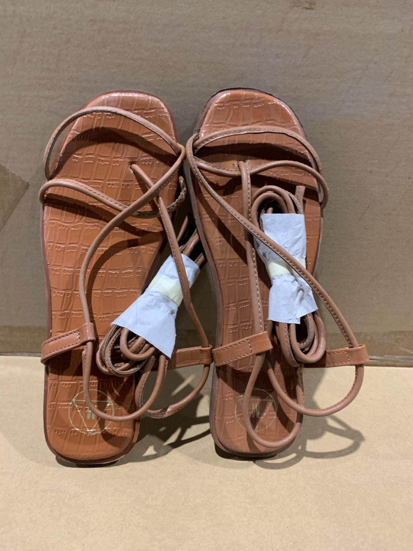 31 X BRAND NEW PAIRS OF SANDALS SIZE MEDIUM S1-23