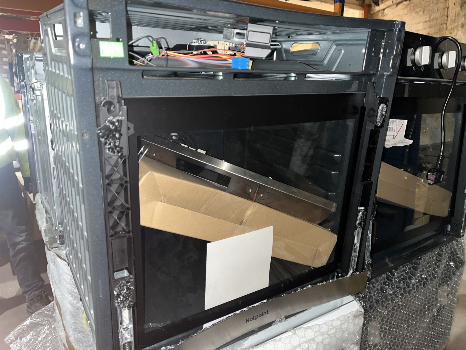 RETURNED HOTPOINT SINGLE ELECTRIC OVEN R9-11