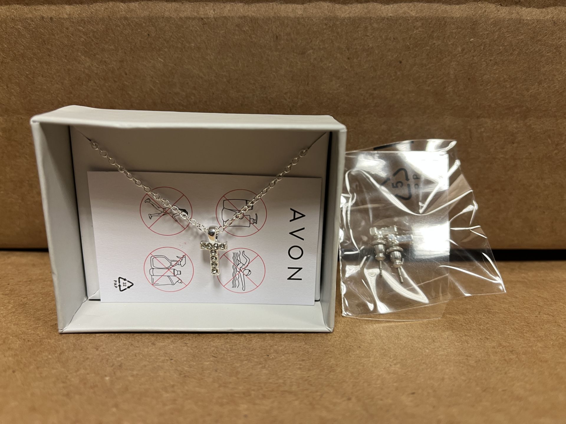 50 X BRAND NEW AVON LEAH EARRING AND NECKLACE GIFTSETS EMBELLISHED WITH CRYSTALS FROM SWAROVSKI