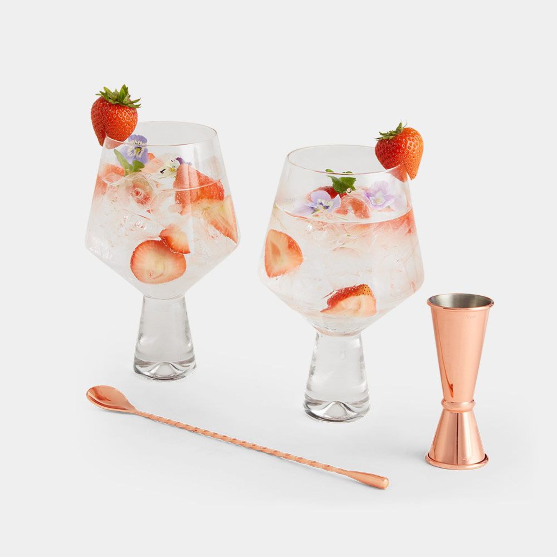 Gin Glasses Gift Set. With an impressive 685ml capacity, the set of 2 glasses have an on-trend and