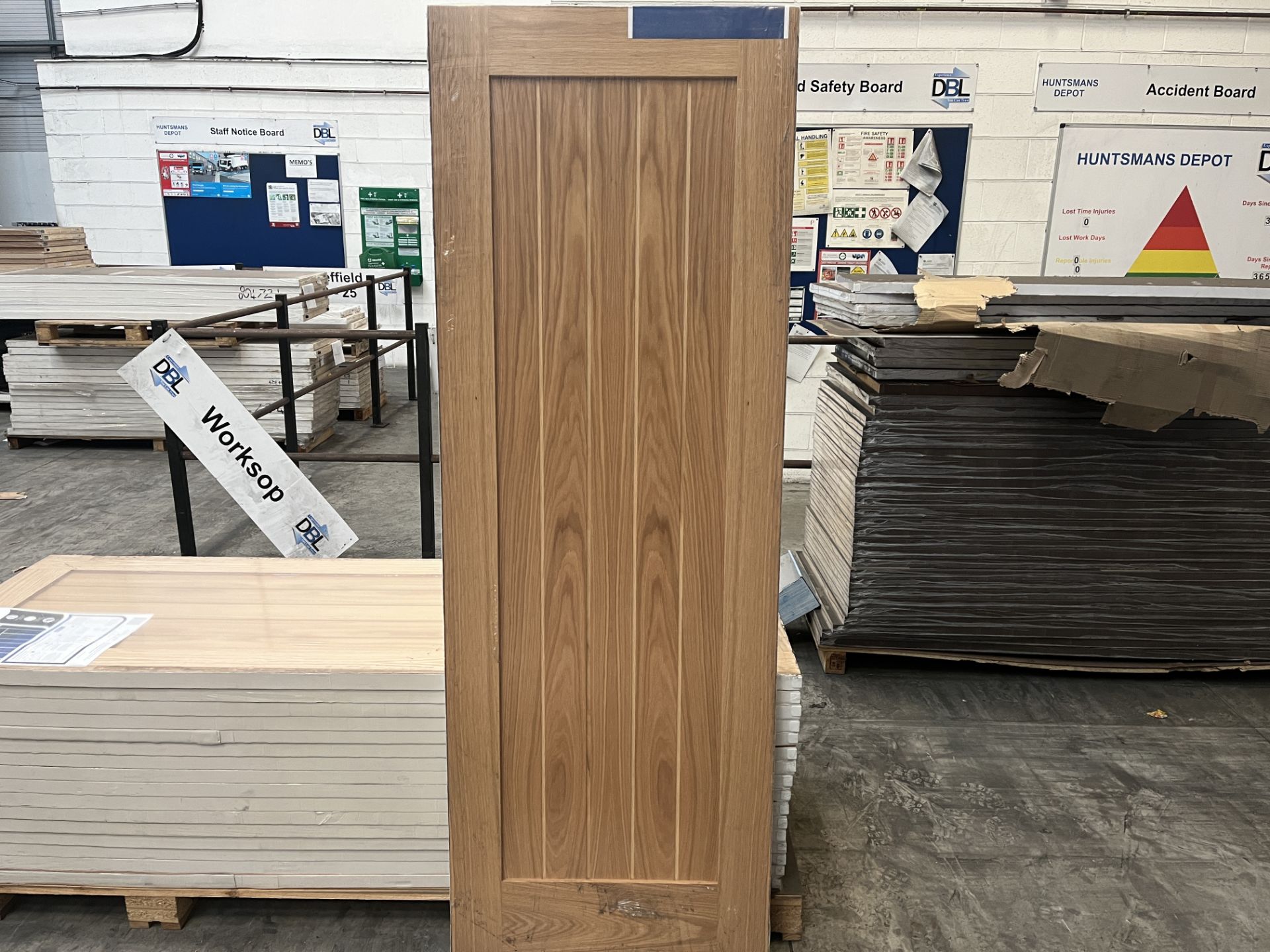 PALLET TO INCLUDE 8 X BRAND NEW 4 PANEL OAK FINSIHED WOODEN DOORS FIRE DOORS 78 X 27 X 1.5 INCHES