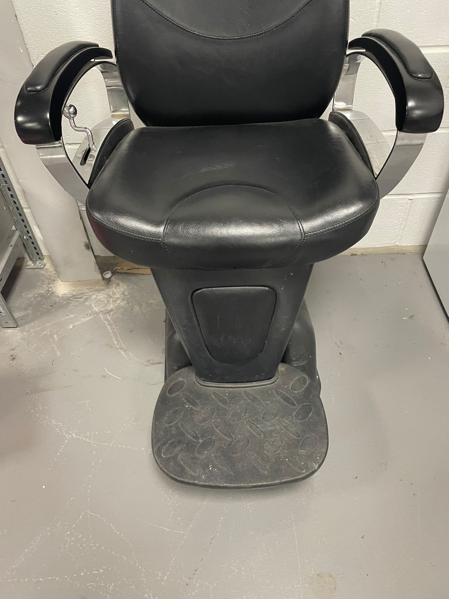 iHair Barbers chair with foot rest - Image 3 of 4