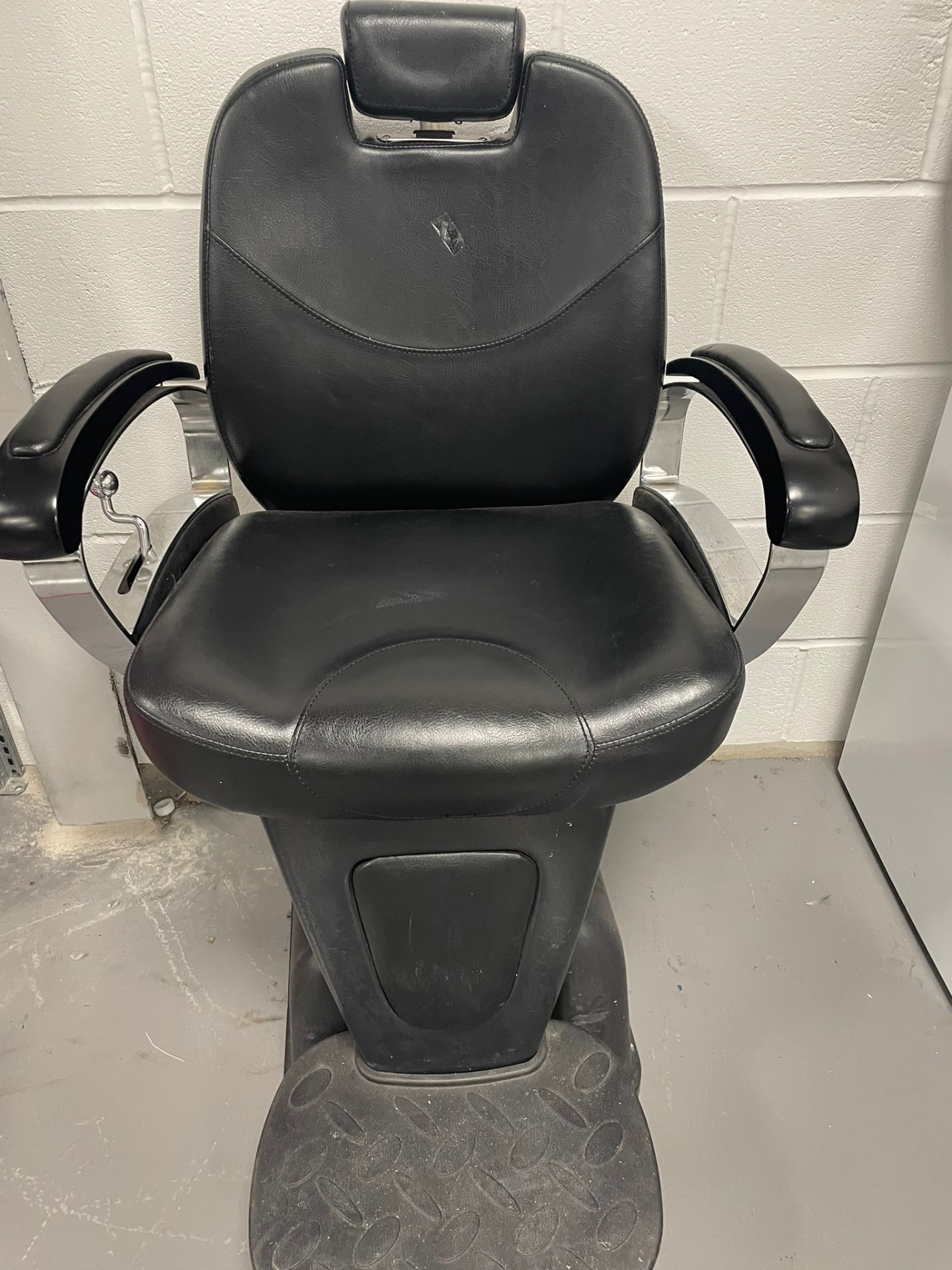 iHair Barbers chair with foot rest