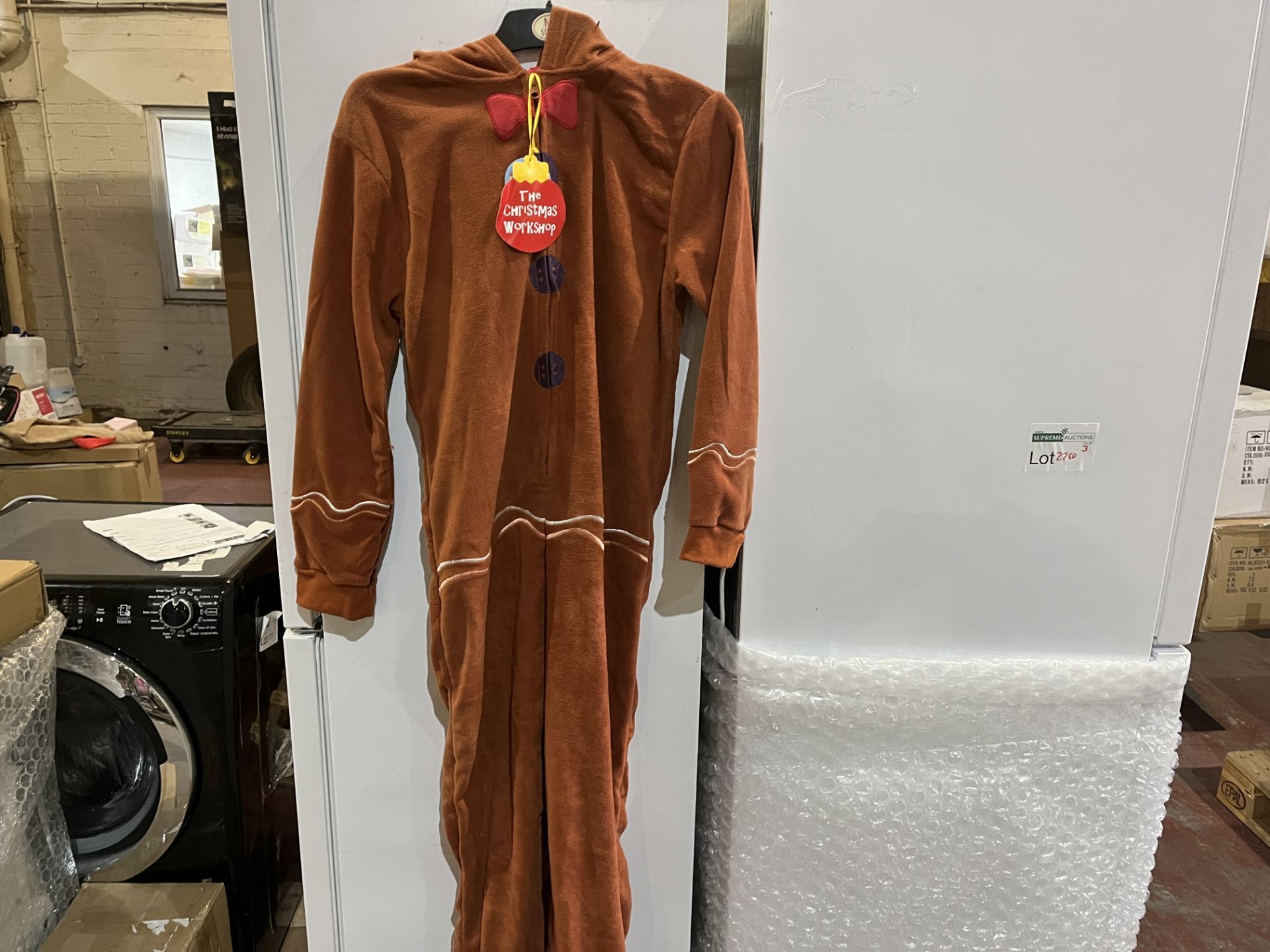 6 X NEW PACKAGED GINGERBREAD MEN ONSIES. SIZES MAY VARY. ROW 19.7RACK