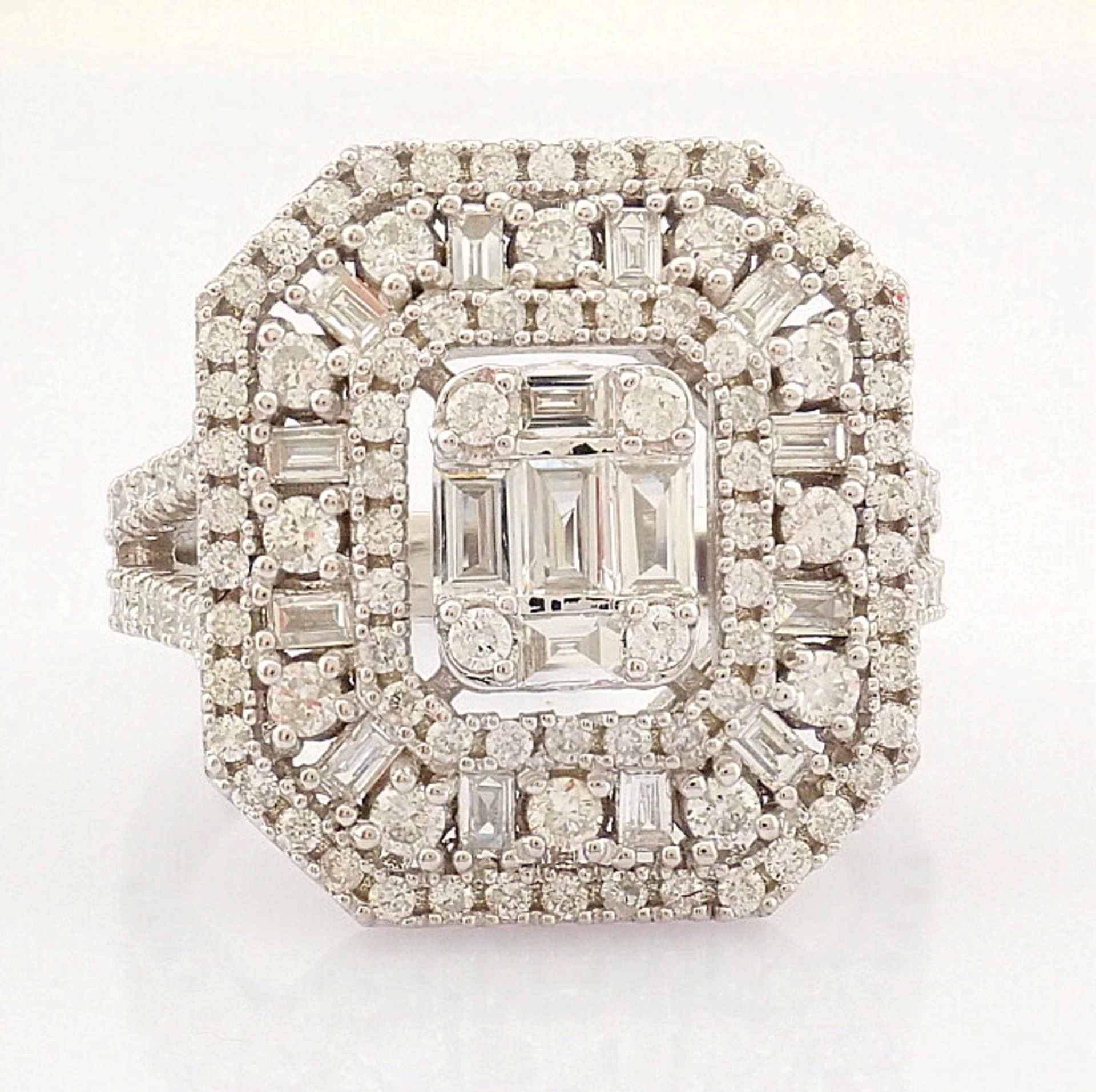 Certificated 14K White Gold Baguette Diamond & Diamond Ring (Total 1.3 ct Stone) - Image 5 of 7