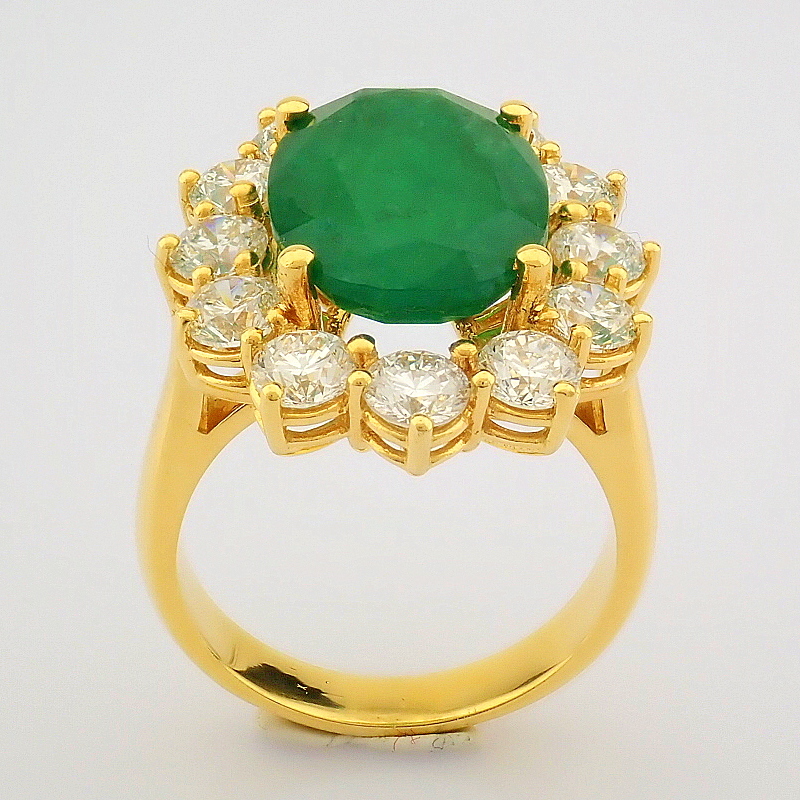 Certificated 18K Yellow Gold Emerald & Diamond Ring (Total 7.87 ct Stone) - Image 2 of 7