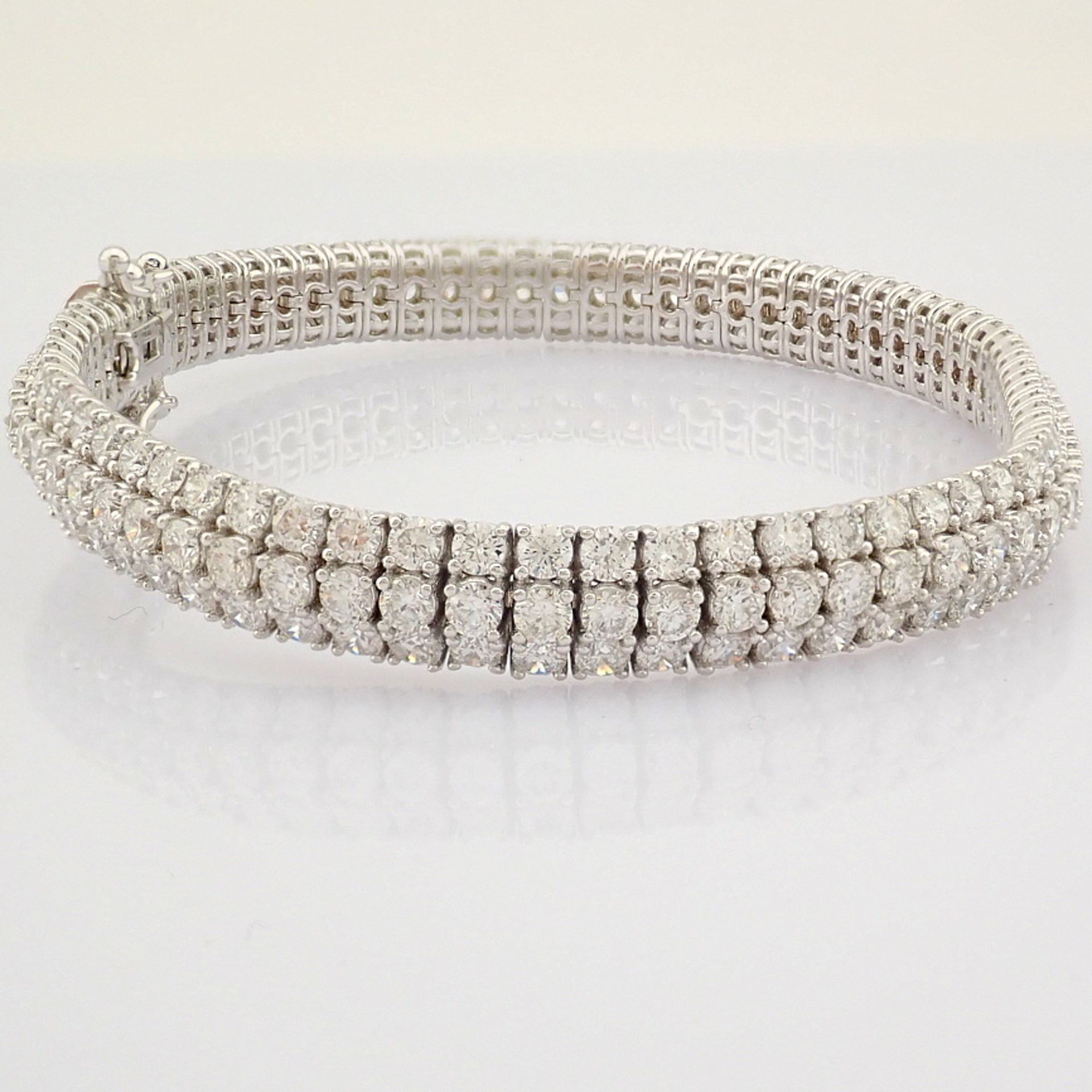 Certificated 18K White Gold Diamond Bracelet (Total 8.8 ct Stone) - Image 4 of 9