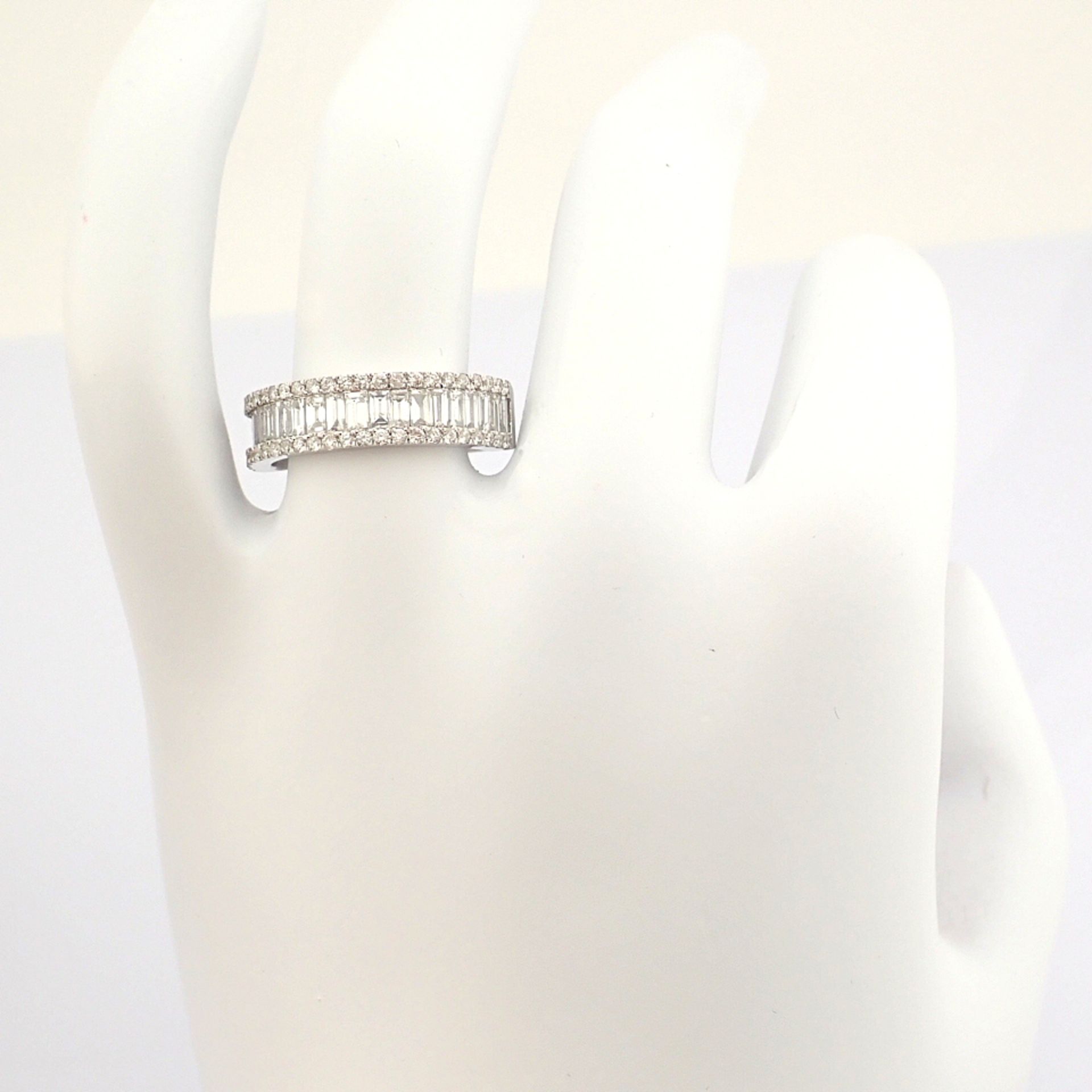 Certificated 14K White Gold Baguette Diamond & Diamond Ring (Total 1.22 ct Stone) - Image 8 of 9