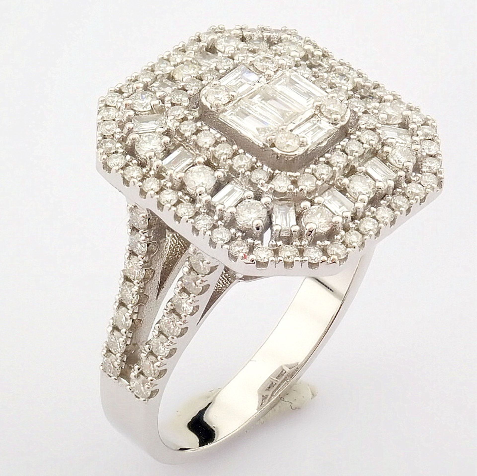 Certificated 14K White Gold Baguette Diamond & Diamond Ring (Total 1.3 ct Stone) - Image 3 of 7