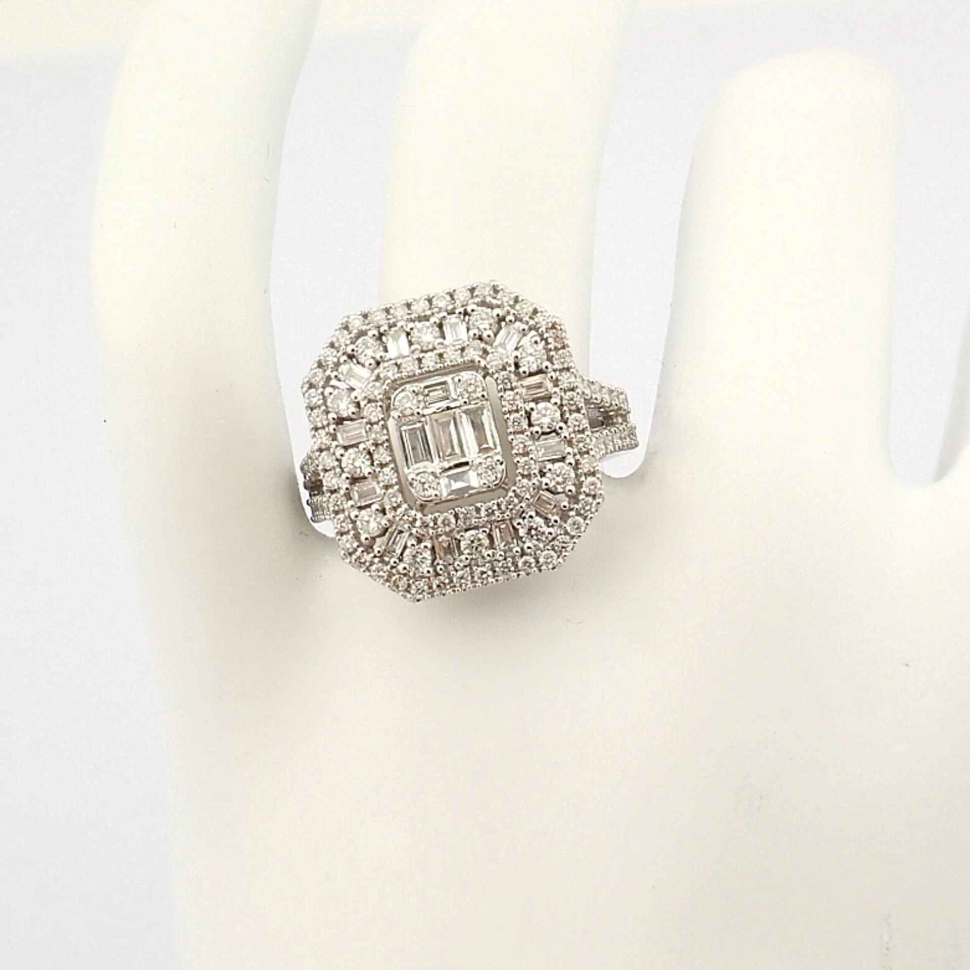 Certificated 14K White Gold Baguette Diamond & Diamond Ring (Total 1.3 ct Stone) - Image 4 of 7