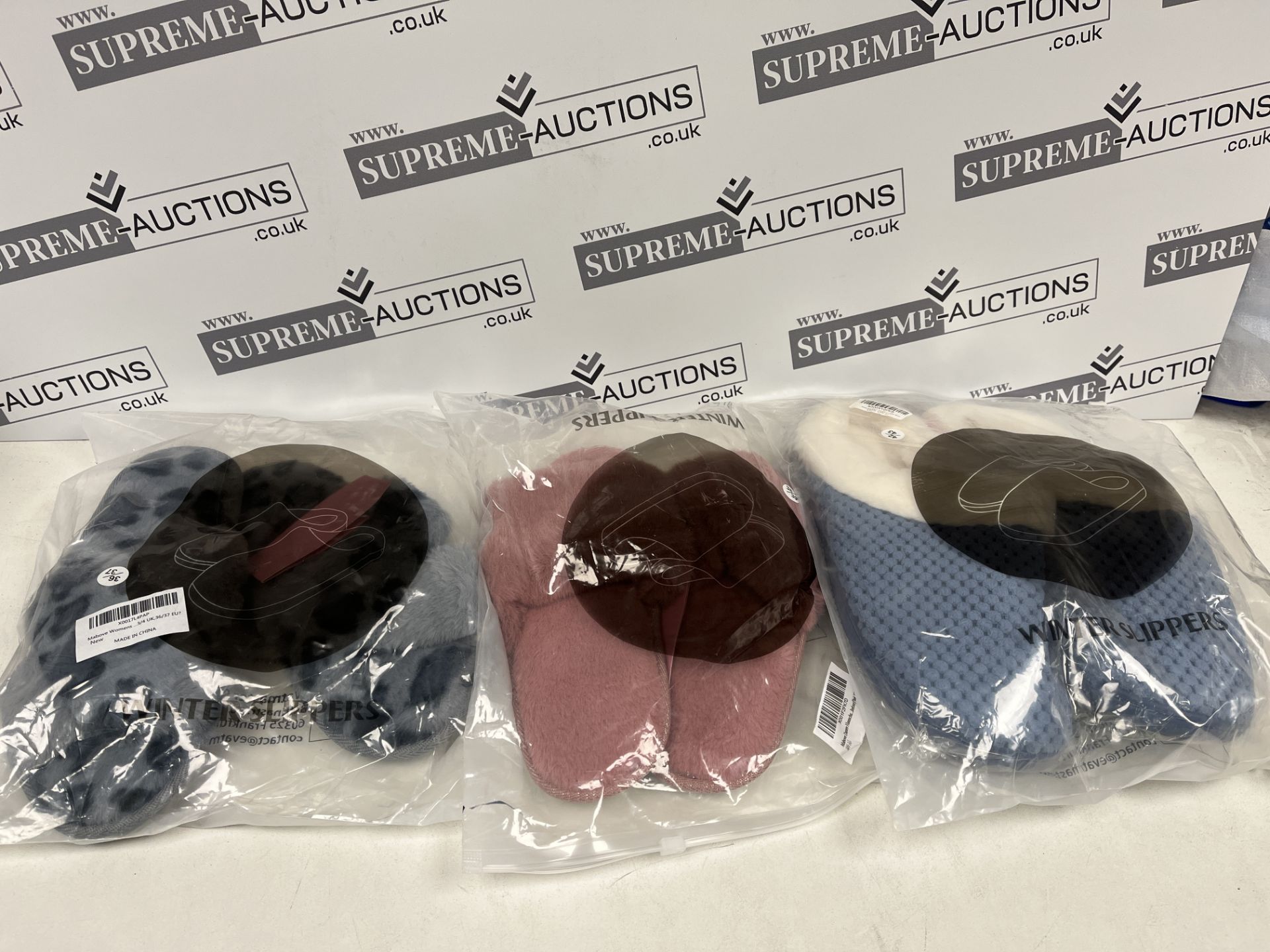 40 X BRAND NEW ASSORTED SLIPPERS IN VARIOUS STYLES AND SIZES INSL