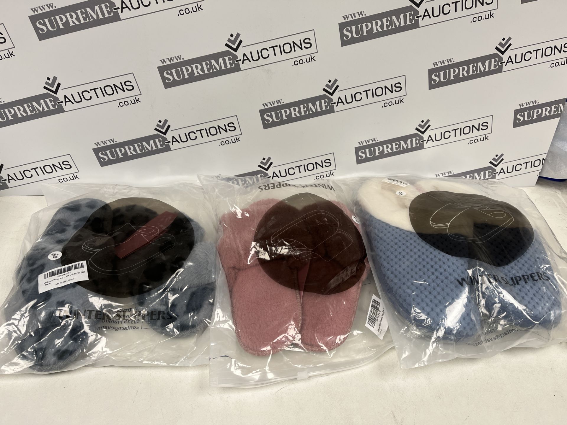 40 X BRAND NEW ASSORTED SLIPPERS IN VARIOUS STYLES AND SIZES INSL