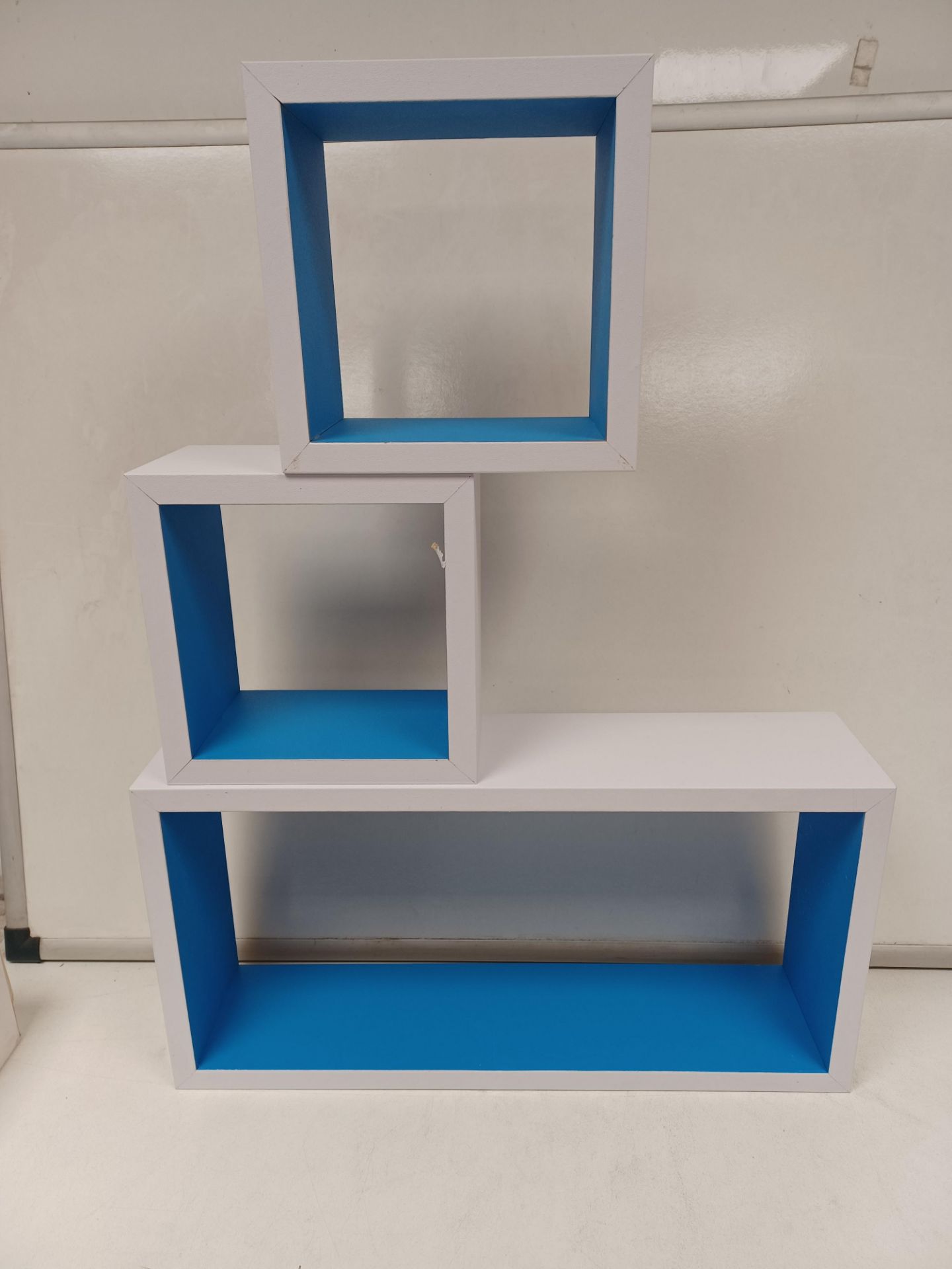 PALLET TO CONTAIN 160 X NEW BOXED SETS OF 3 CHUNKY CUBES READY ASSEMBLED WALL SHELVES-BLUE. RRP £