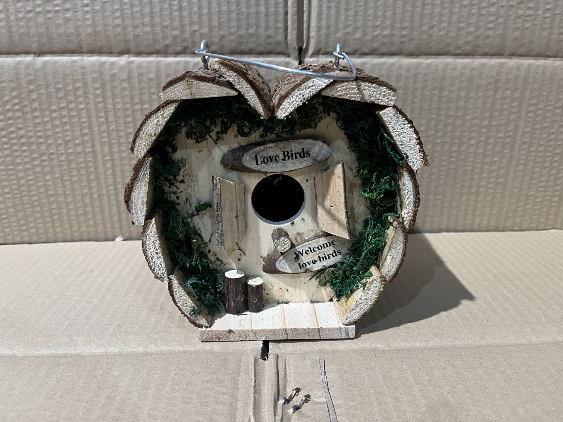 12 X BRAND NEW HEART SHAPED BIRD HOUSES R13-15