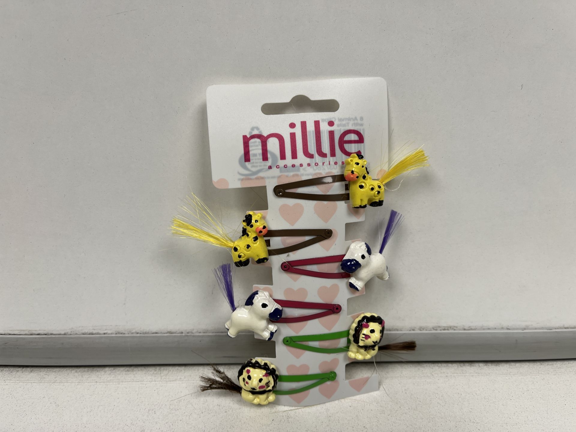 TRADE LOT 720 X NEW PACKAGED SETS OF 6 MILLE CHILDRENS HAIR CLIPS. ROW3.2 RACK