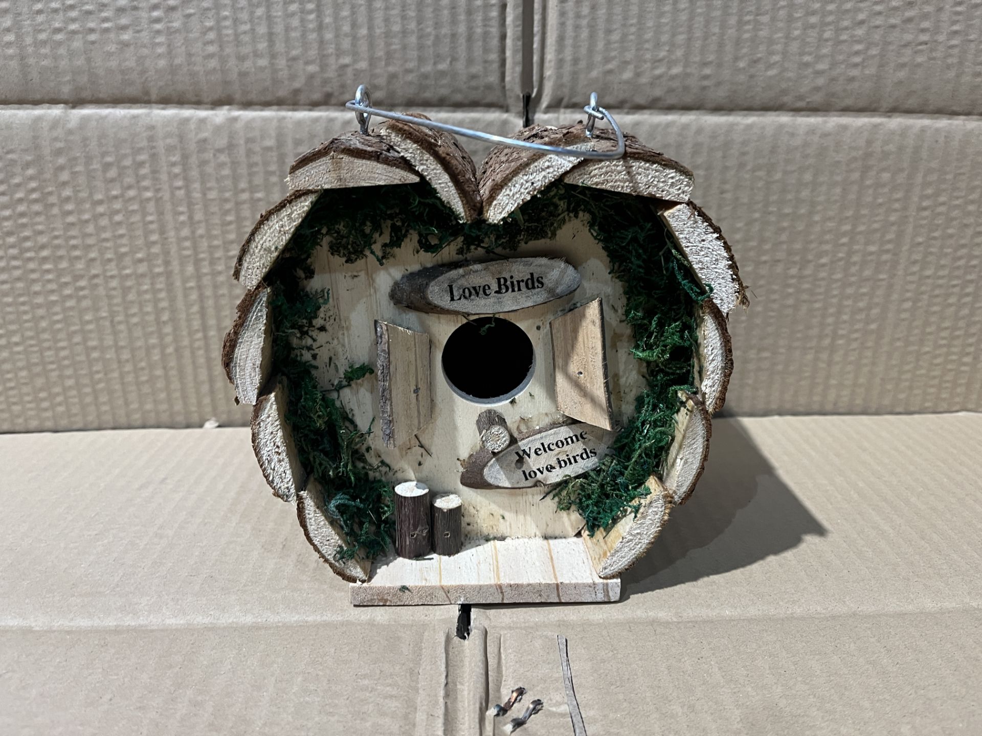 12 X BRAND NEW HEART SHAPED BIRD HOUSES R13-15