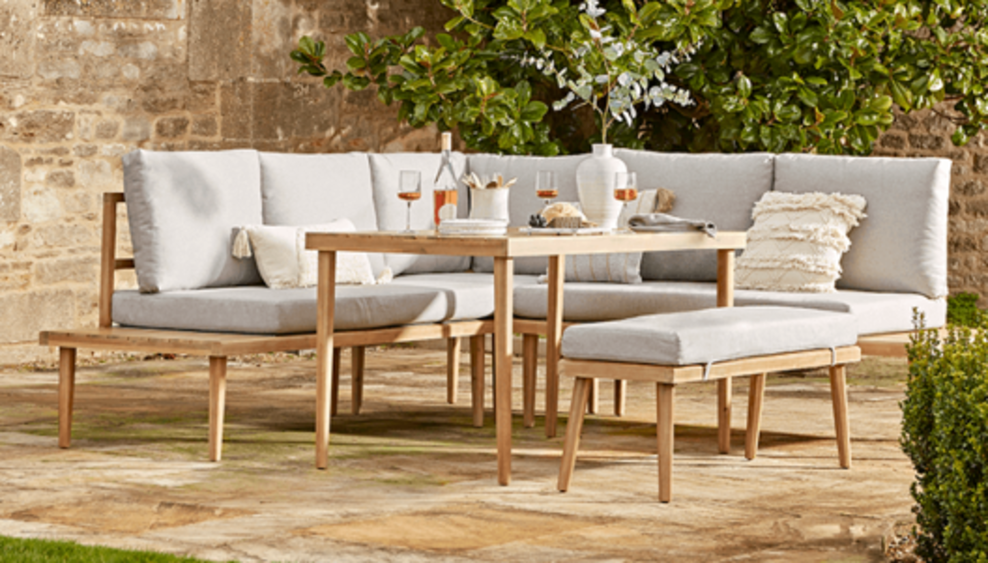 Fresco Corner Dining Set. RRP £2,450.00. - SR5. Bring a pared back, tranquil, Scandinavian-