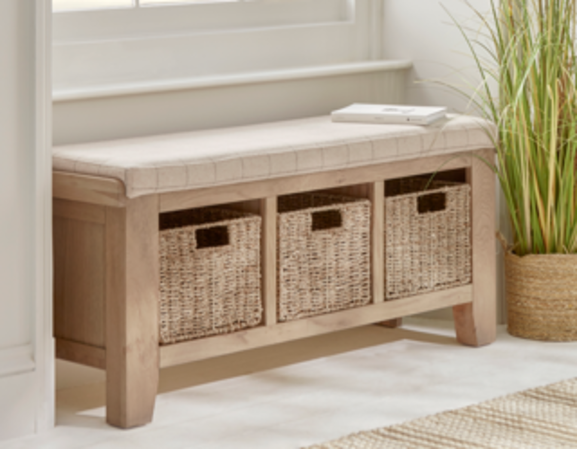 Burford Oak Storage Bench. RRP £400.00. - SR5. The Burford Oak Storage Bench is the ideal addition