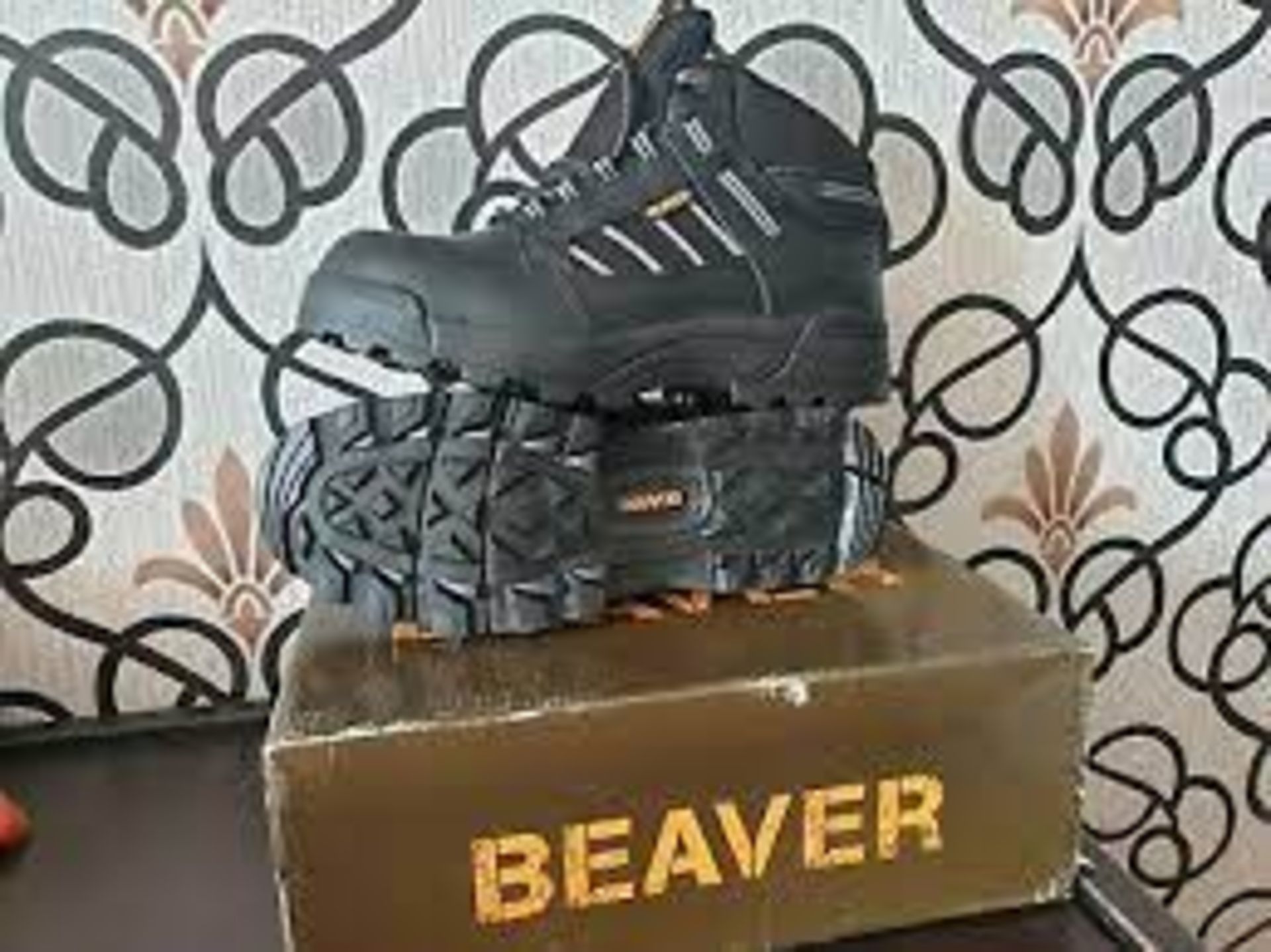 6 X BRAND NEW BEAVER PROFESSIONAL WORK BOOTS IN VARIOUS STYLES AND SIZES R3