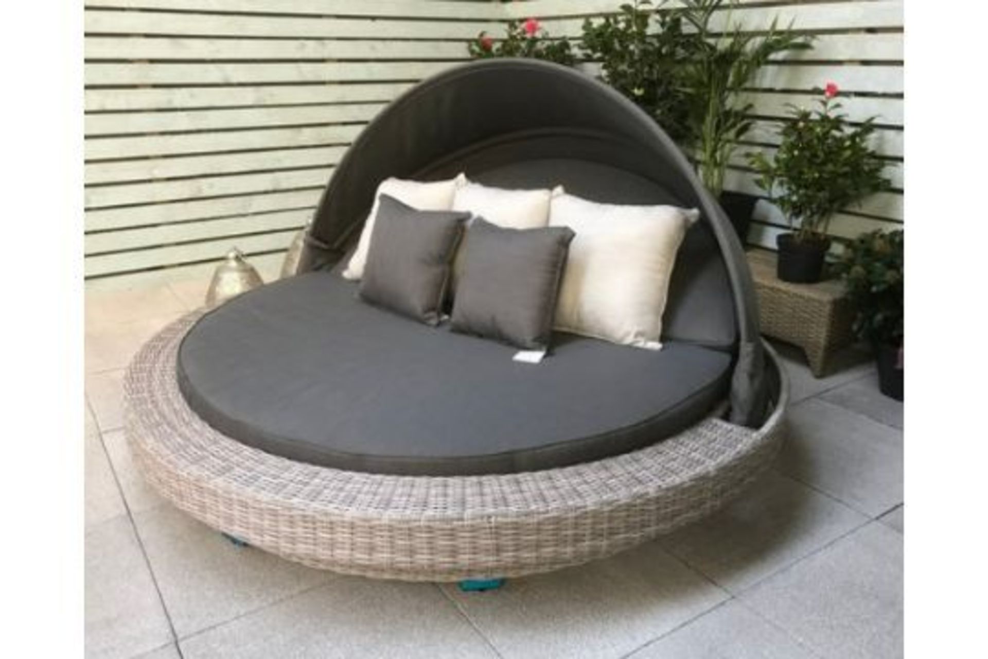 New Boxed Luxury Signature Weave Garden Furniture Madison Extra Large Daybed. RRP £1,799. Modern and