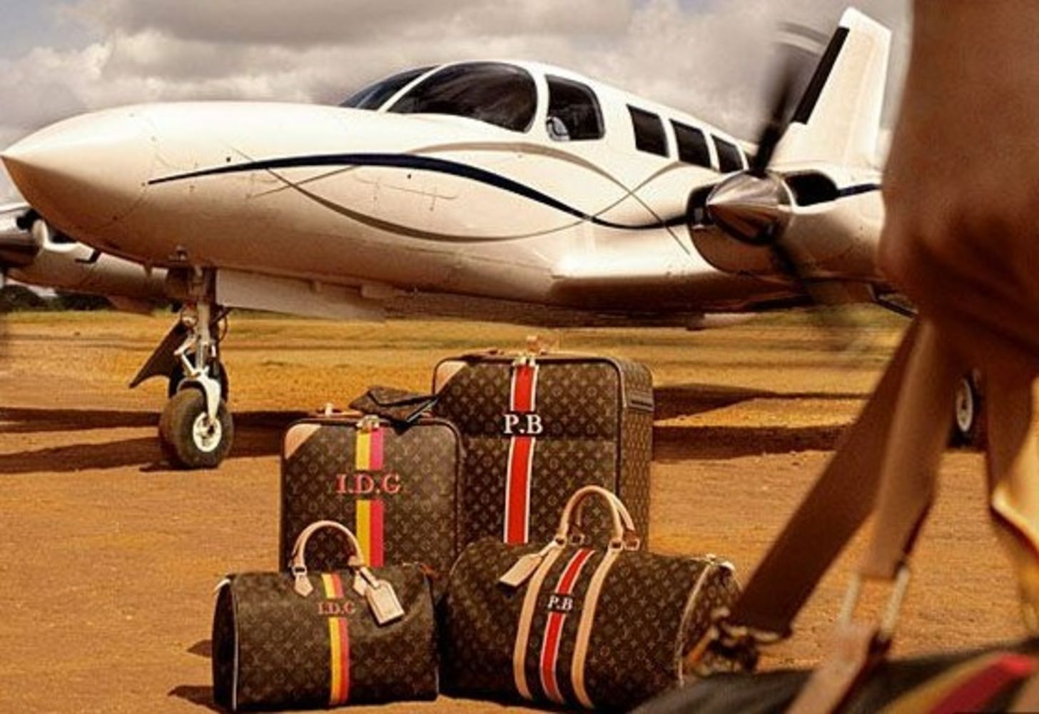 LOST PROPERTY AND AUCTION OF GOODS SOLD ON PRIVATE JETS INCLUDING LUGGAGE, WATCHES, ELECTRONICS AND MORE