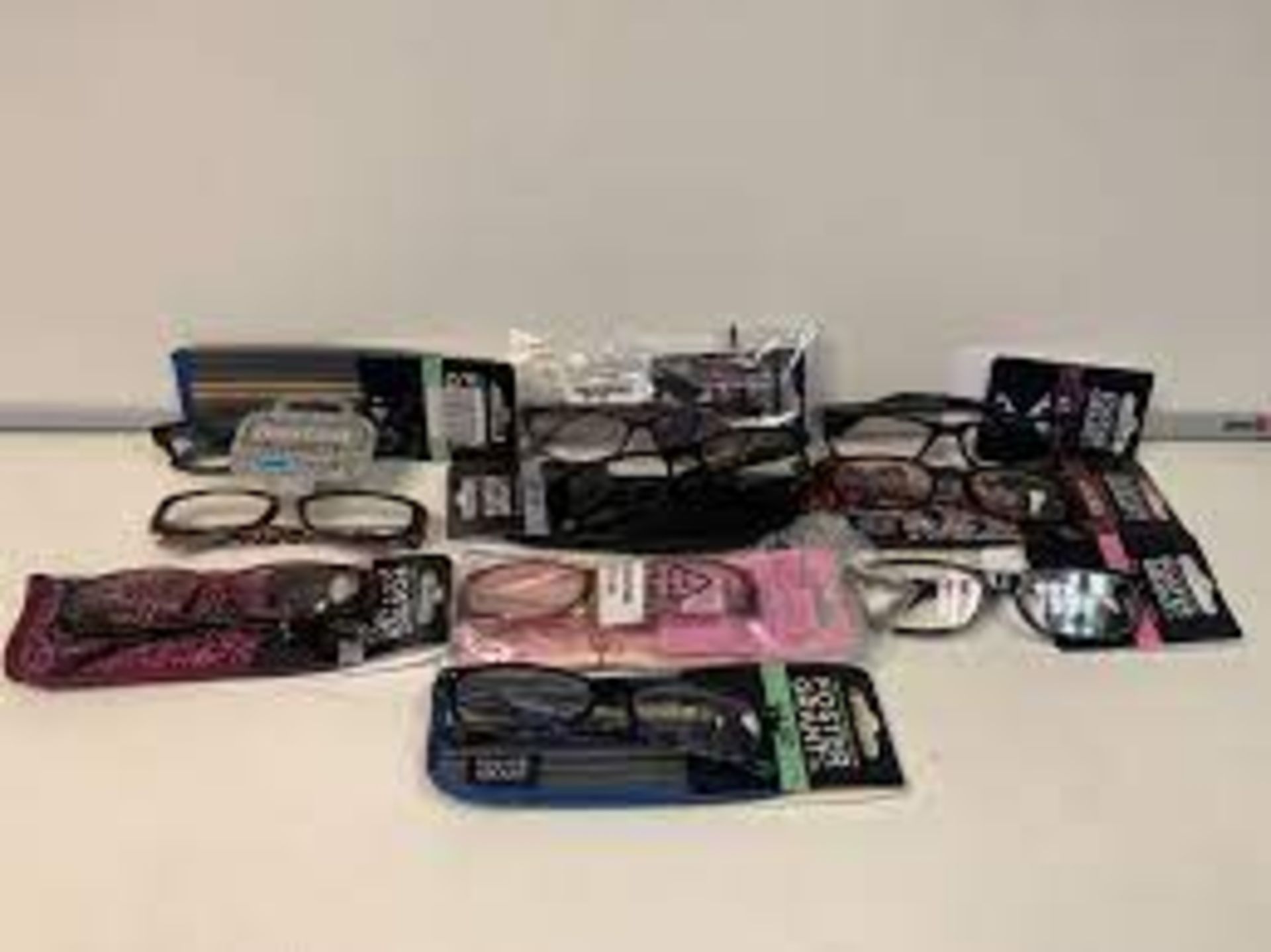 40 X BRAND NEW FOSTER GRANT GLASSES/SUNGLASSES IN VARIOUS STYLES RRP £12-40 EACH. (ROW19.4)