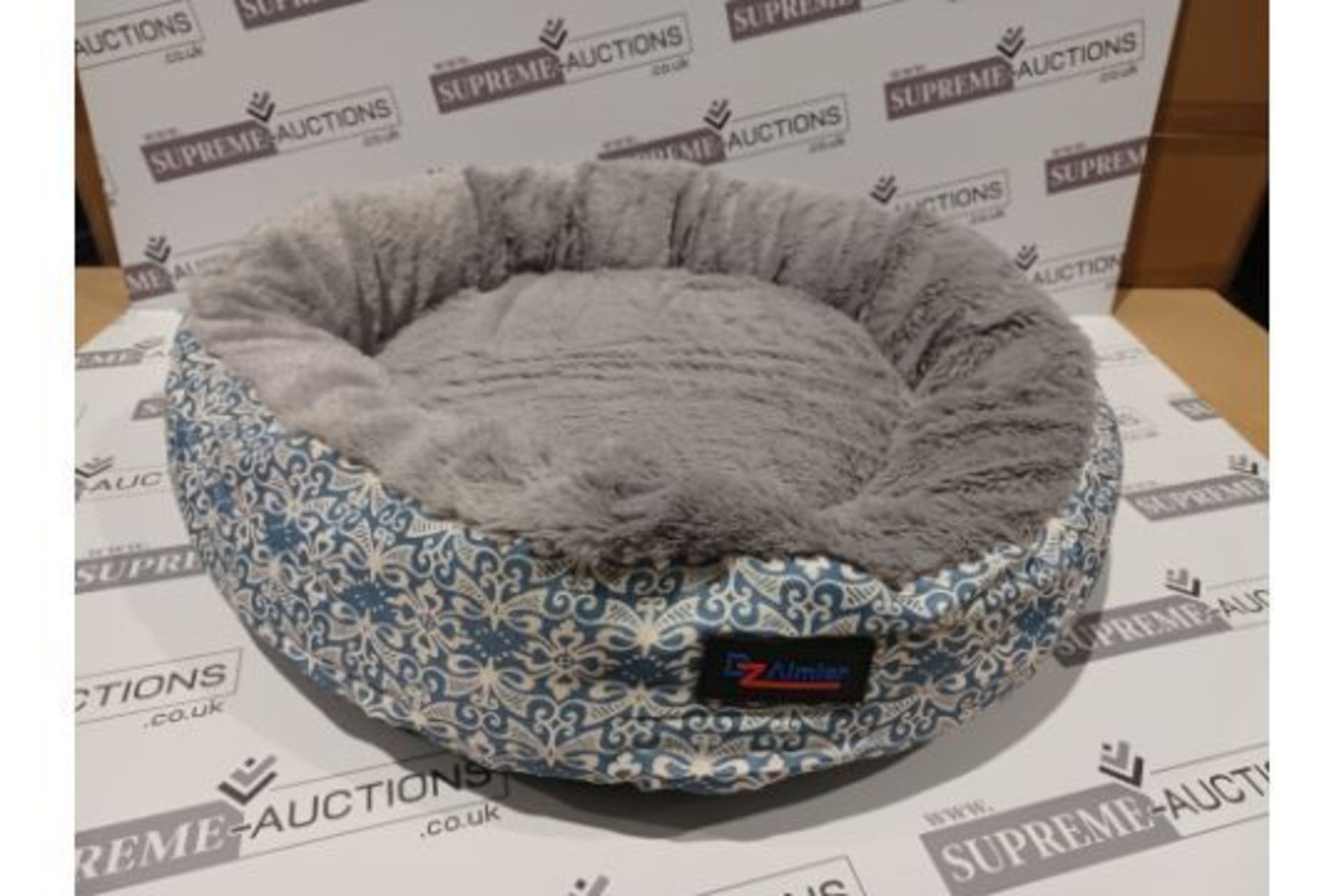 6 X BRAND NEW ASSORTED LUXURY COMFORT PET BEDS IN VARIOUS STYLES AND SIZES S1