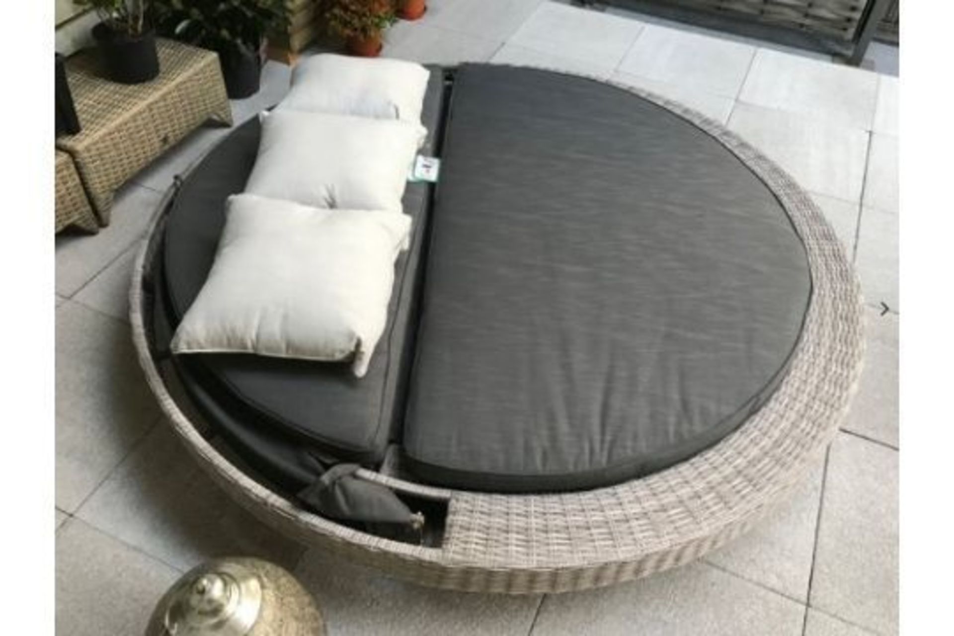New & Boxed Luxury Signature Weave Garden Furniture Madison Extra Large Daybed. RRP £1,799. Modern - Image 2 of 3