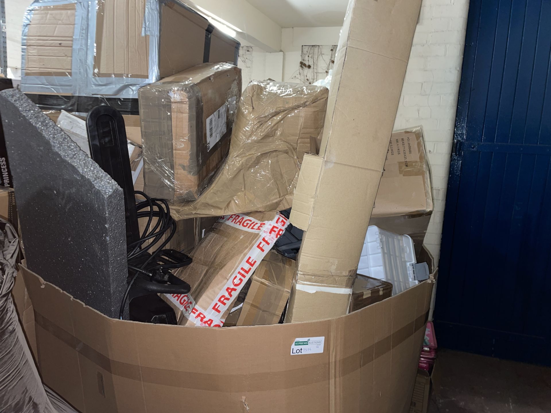 FULL MIXED RETURNS PALLET INCLUDING BRACKETS, DRYWALL SANDER, STORAGE BOXES, FOAM MATS ETC R9