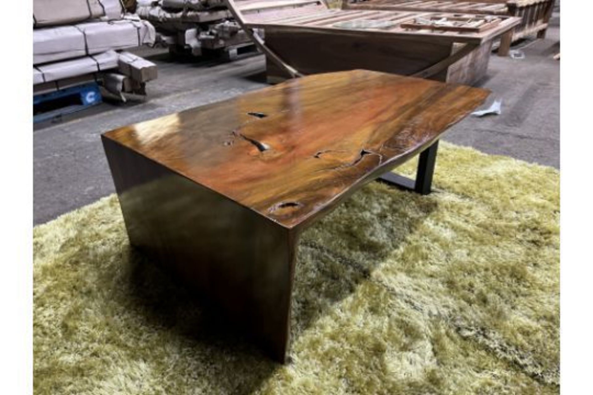 BRAND NEW SOLID WOODEN SUAR L COFFEE TABLE 120 X 60 X 45 RRP £1295 - Image 2 of 5