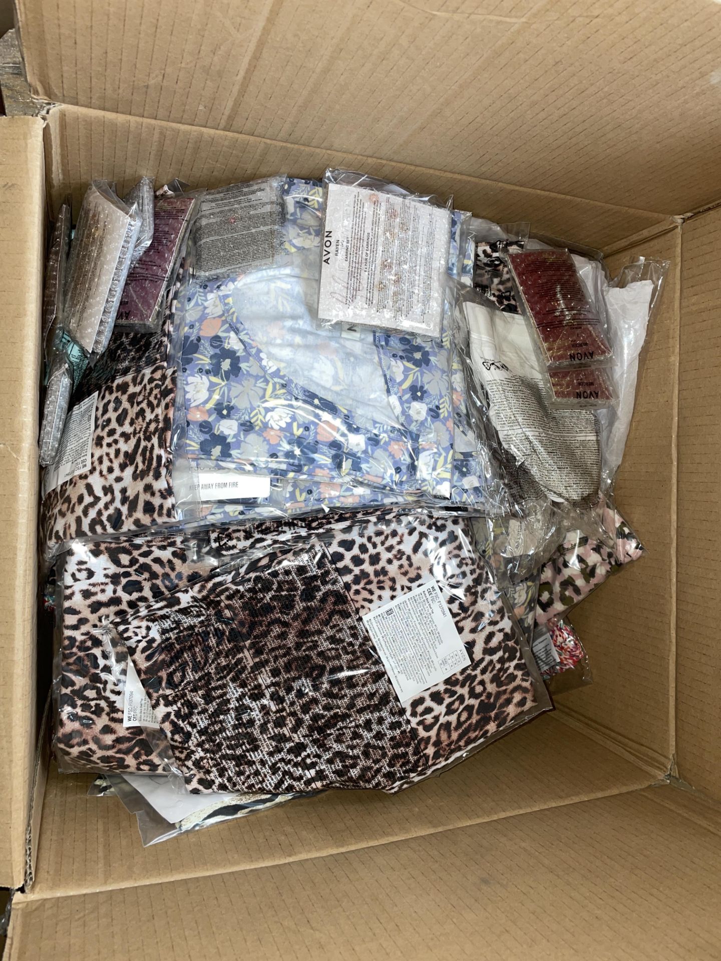 50 PIECE MIXED AVON LOT INCLUDING CLOTHING JEWELLERY ETC R16-4