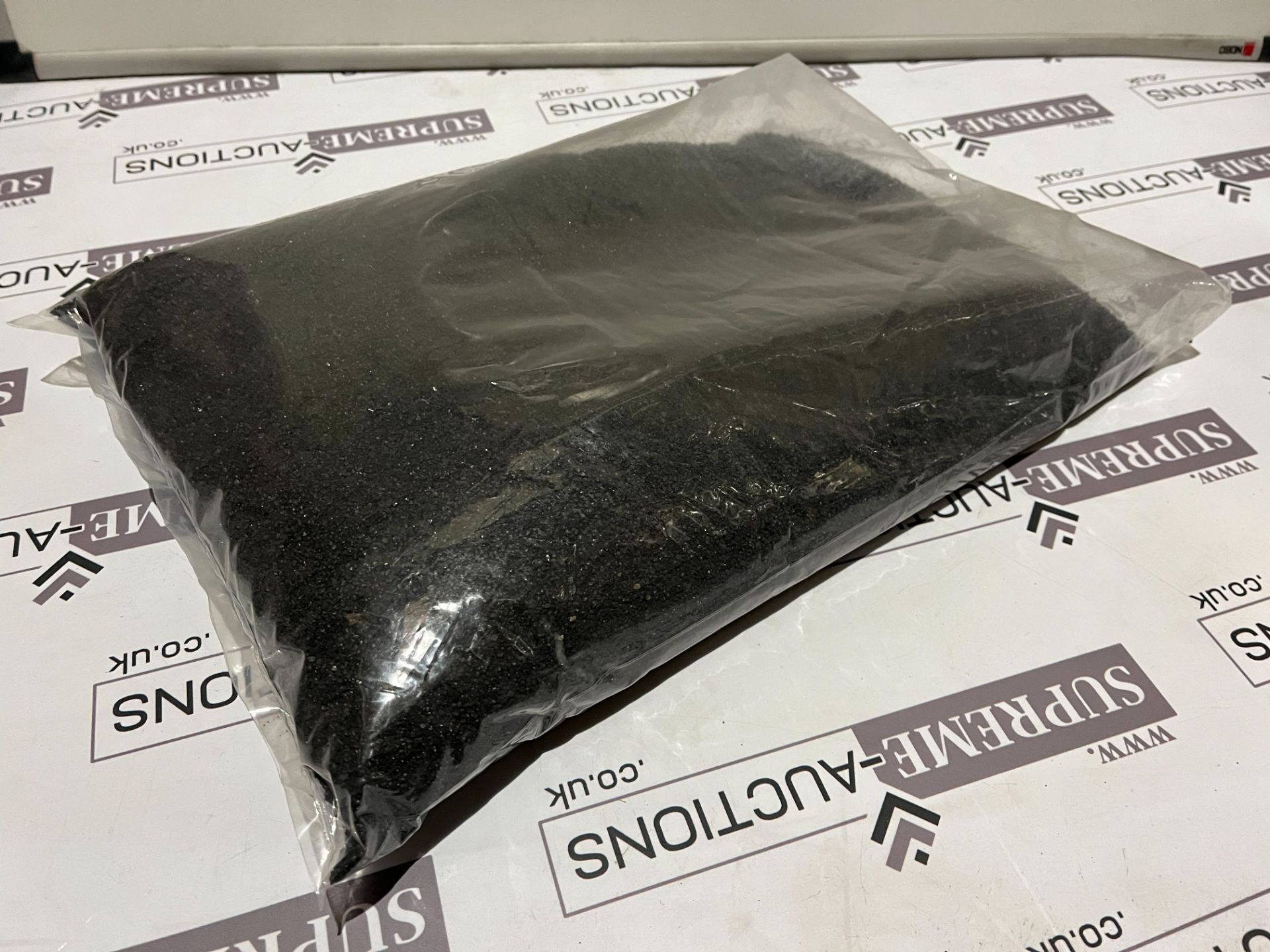 21 X BRAND NEW 10KG BAGS OF BEAUTIFUL BLACK GOLD SAND R9-9