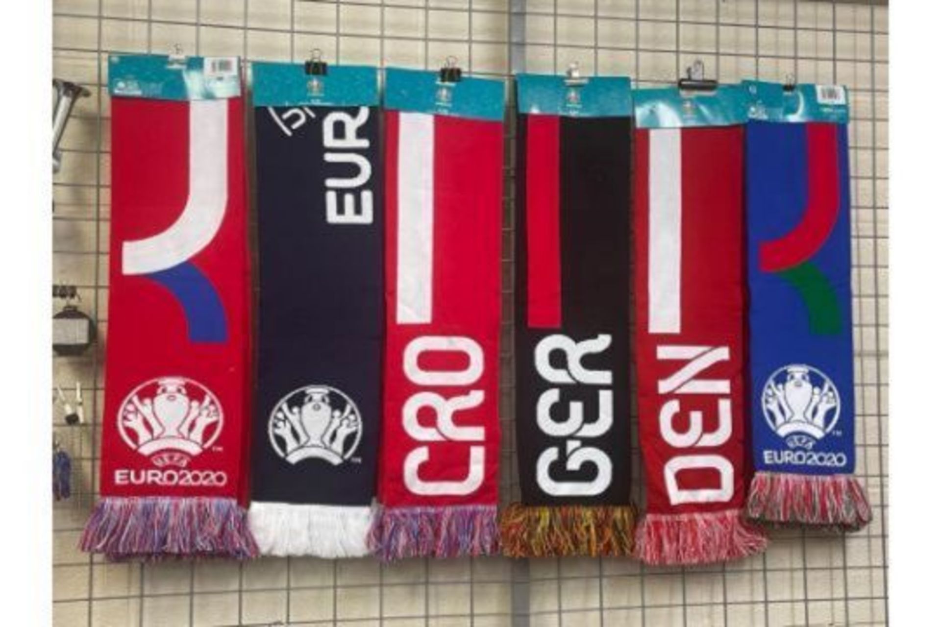 100 X BRAND NEW ASSORTED OFFICIAL INTERNATIONAL FOOTBALL SCARVES S1RA