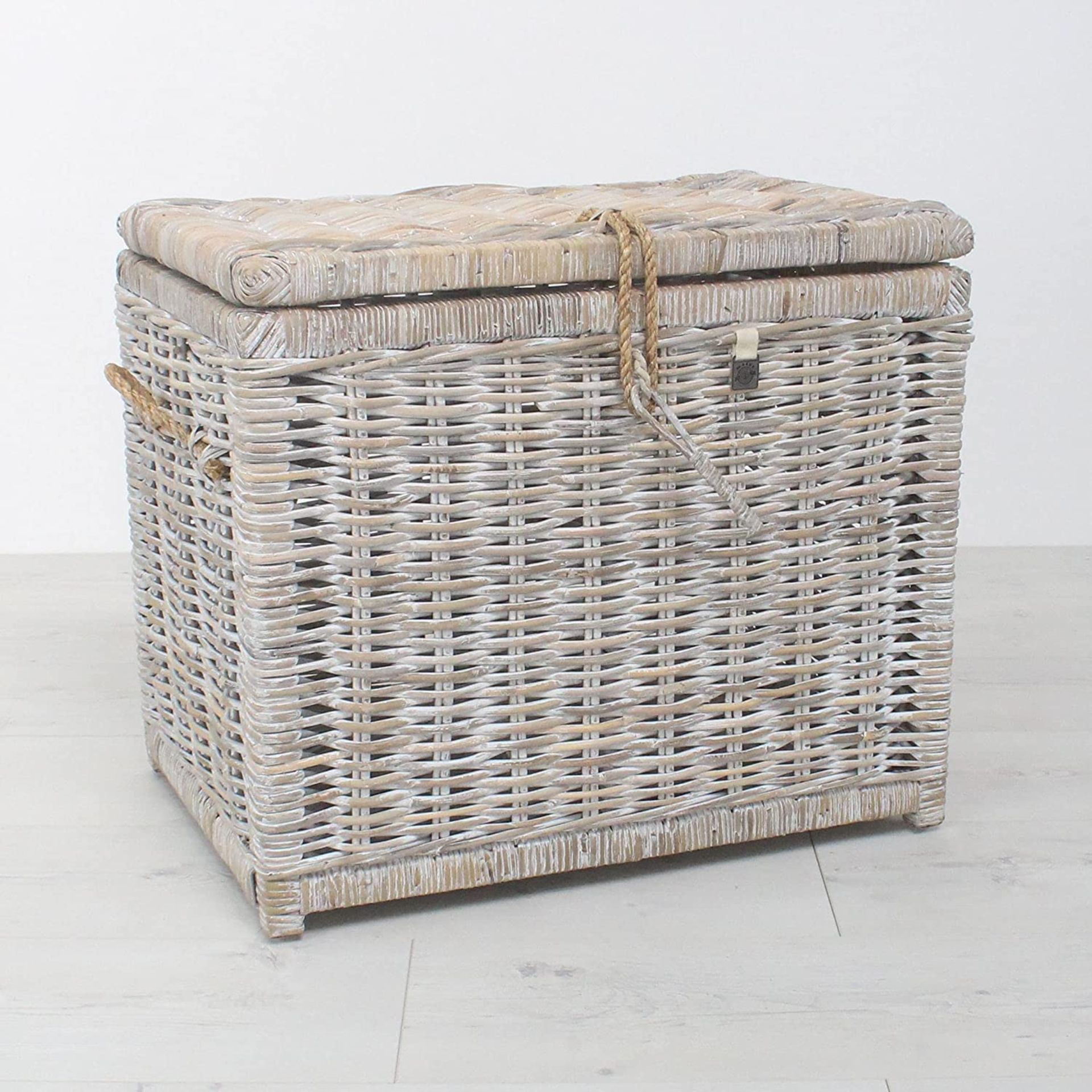 New & Boxed Maine Furniture Co. Maine Furniture Co. Key Largo Whitewashed Kubu Rattan Storage Trunk. - Image 4 of 4