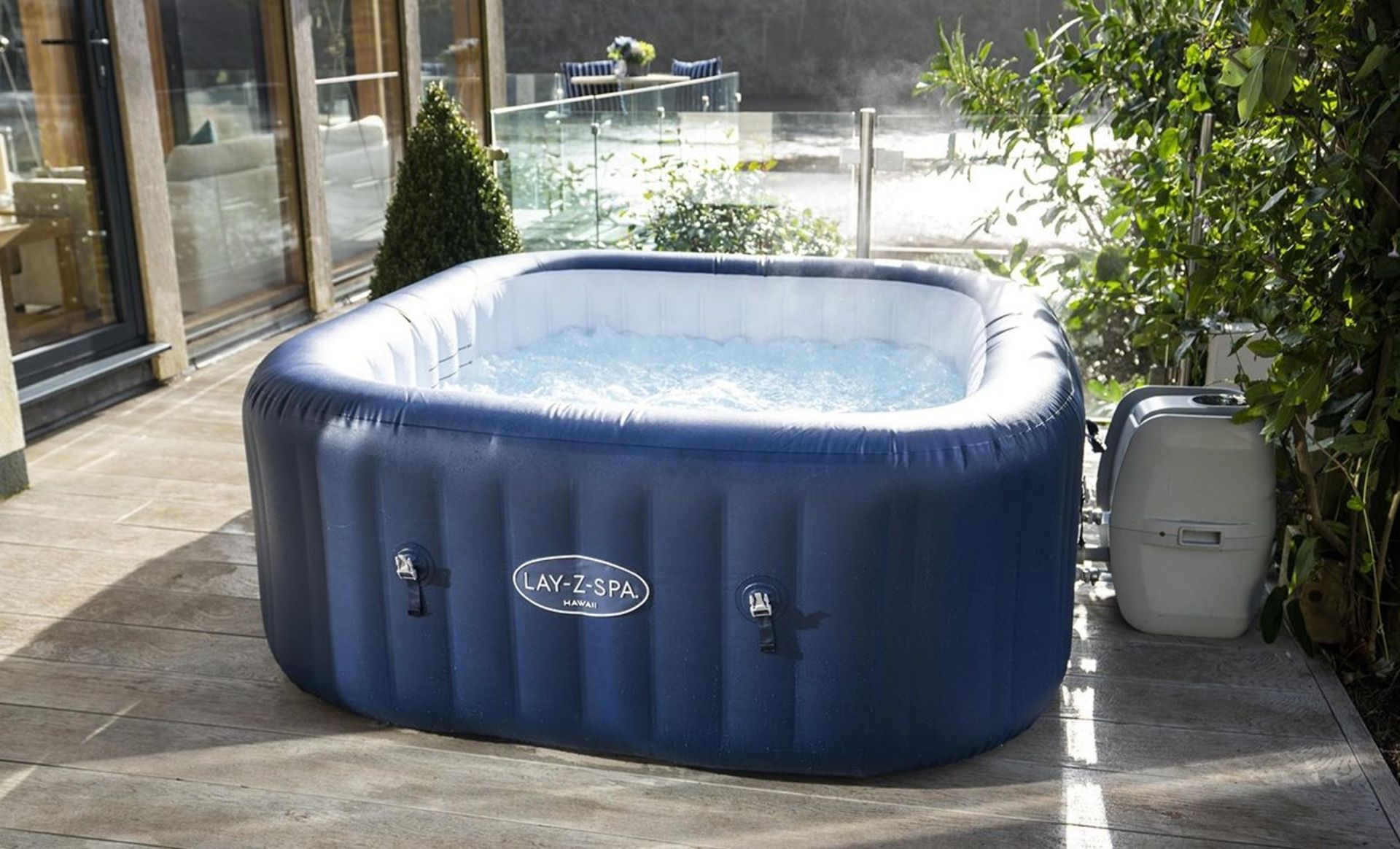 PALLET TO CONTAIN 4 x NEW & BOXED LAY-Z-SPA 6 PERSON HAWAII AIRJET. RRP £699 EACH. The Hawaii - Image 4 of 6