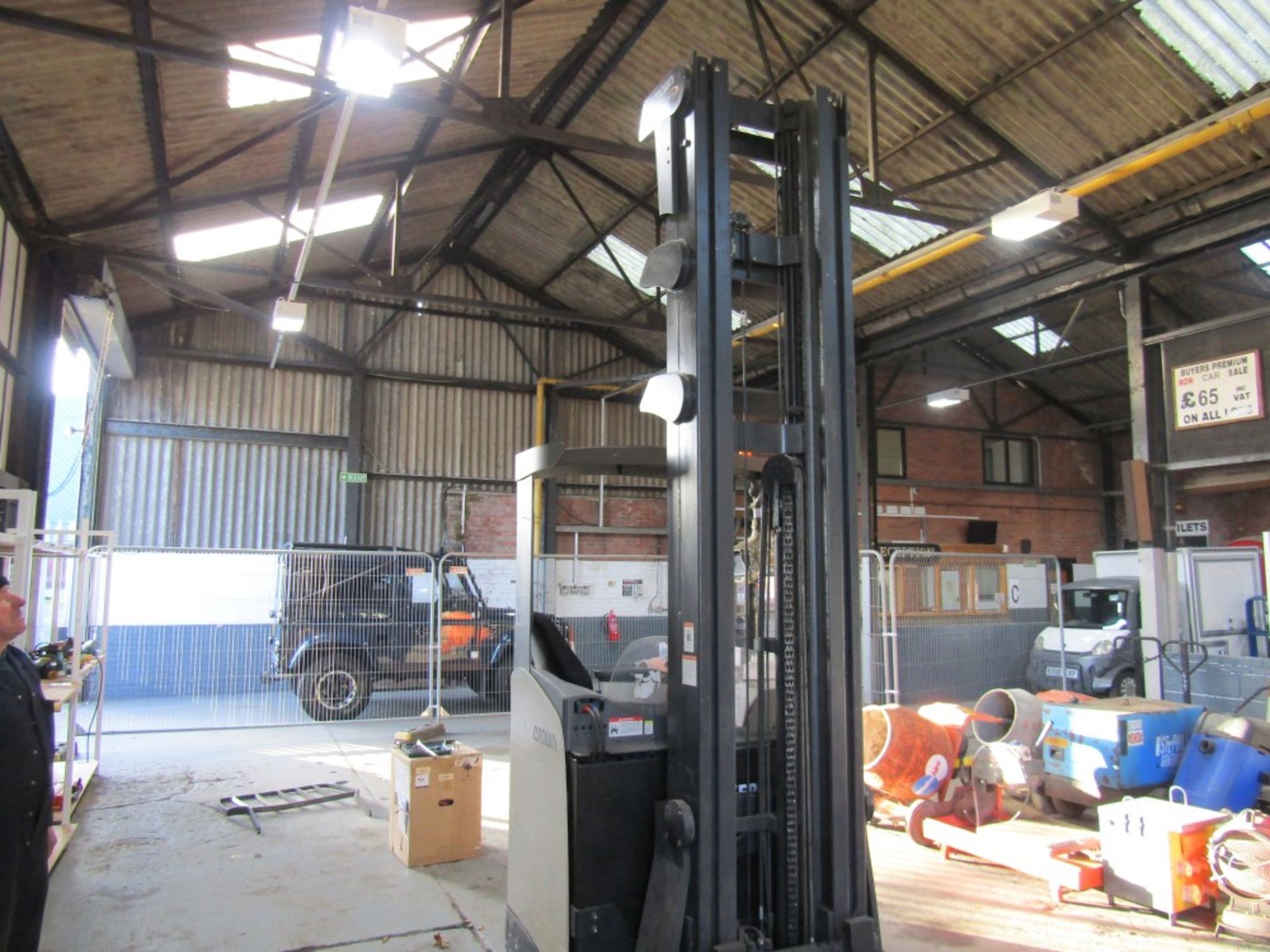 2014 CROWN TRIPLE MAST REACH TRUCK WAREHOUSE FORK LIFT C/W CHARGER. STARTS, DRIVES & LIFTS. IN DAILY - Image 3 of 7
