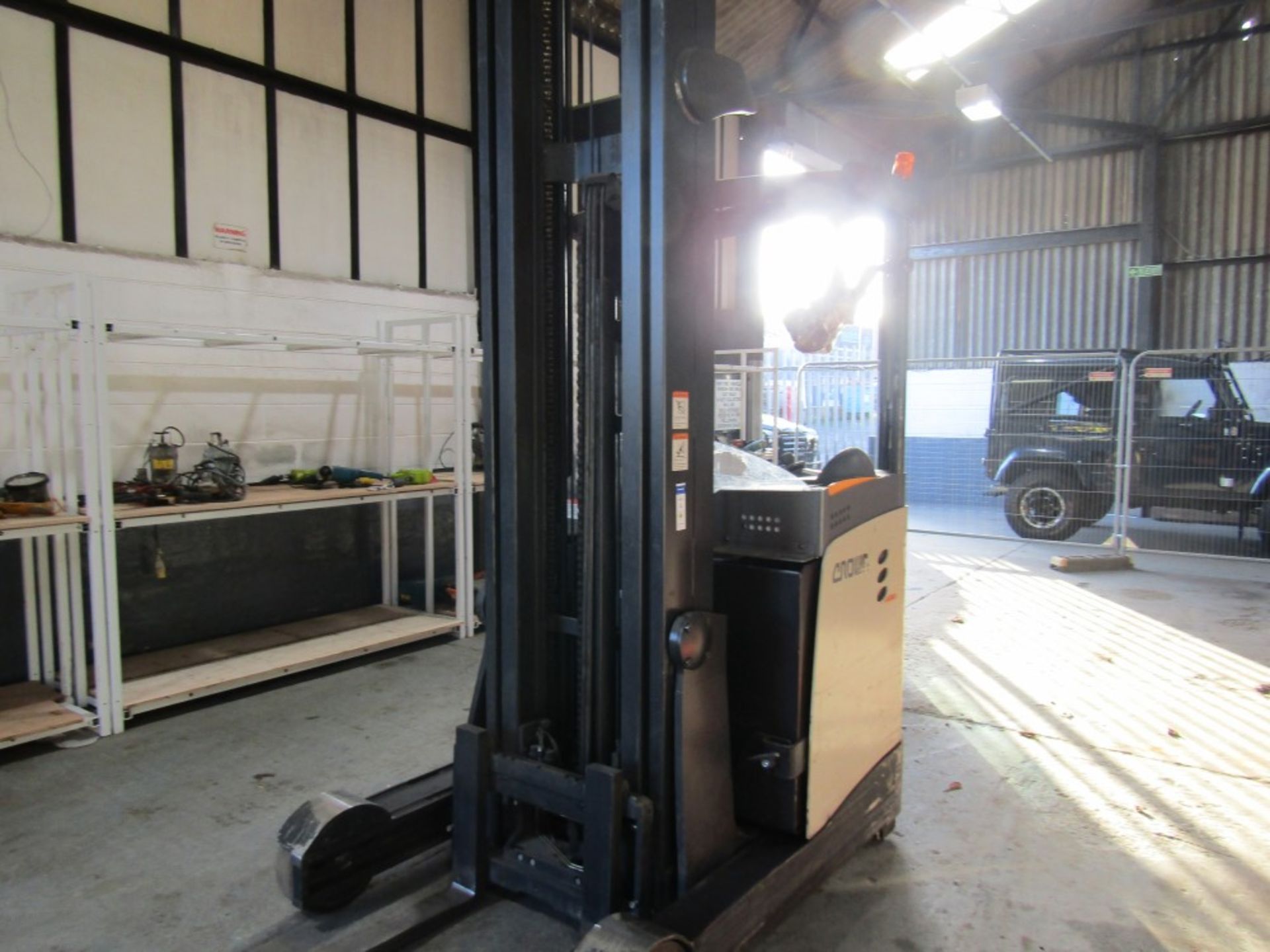 2014 CROWN TRIPLE MAST REACH TRUCK WAREHOUSE FORK LIFT C/W CHARGER. STARTS, DRIVES & LIFTS. IN DAILY - Image 2 of 7