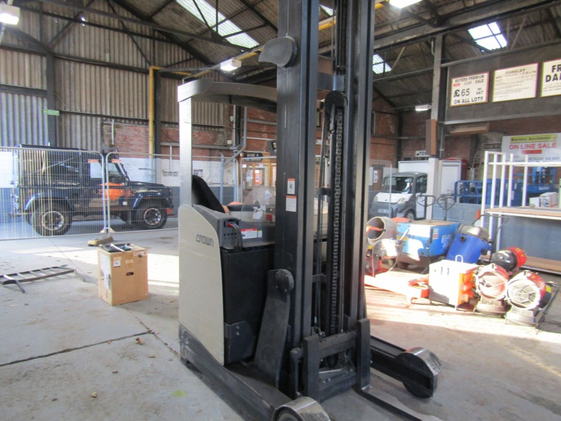 2014 CROWN TRIPLE MAST REACH TRUCK WAREHOUSE FORK LIFT C/W CHARGER. STARTS, DRIVES & LIFTS. IN DAILY - Image 4 of 7