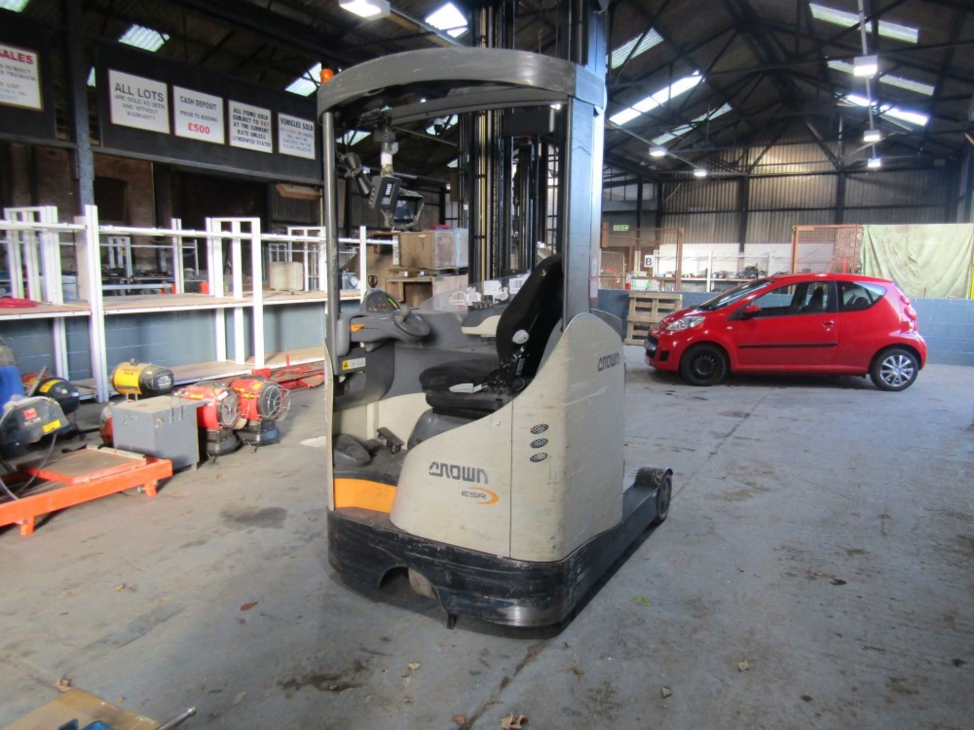 2014 CROWN TRIPLE MAST REACH TRUCK WAREHOUSE FORK LIFT C/W CHARGER. STARTS, DRIVES & LIFTS. IN DAILY