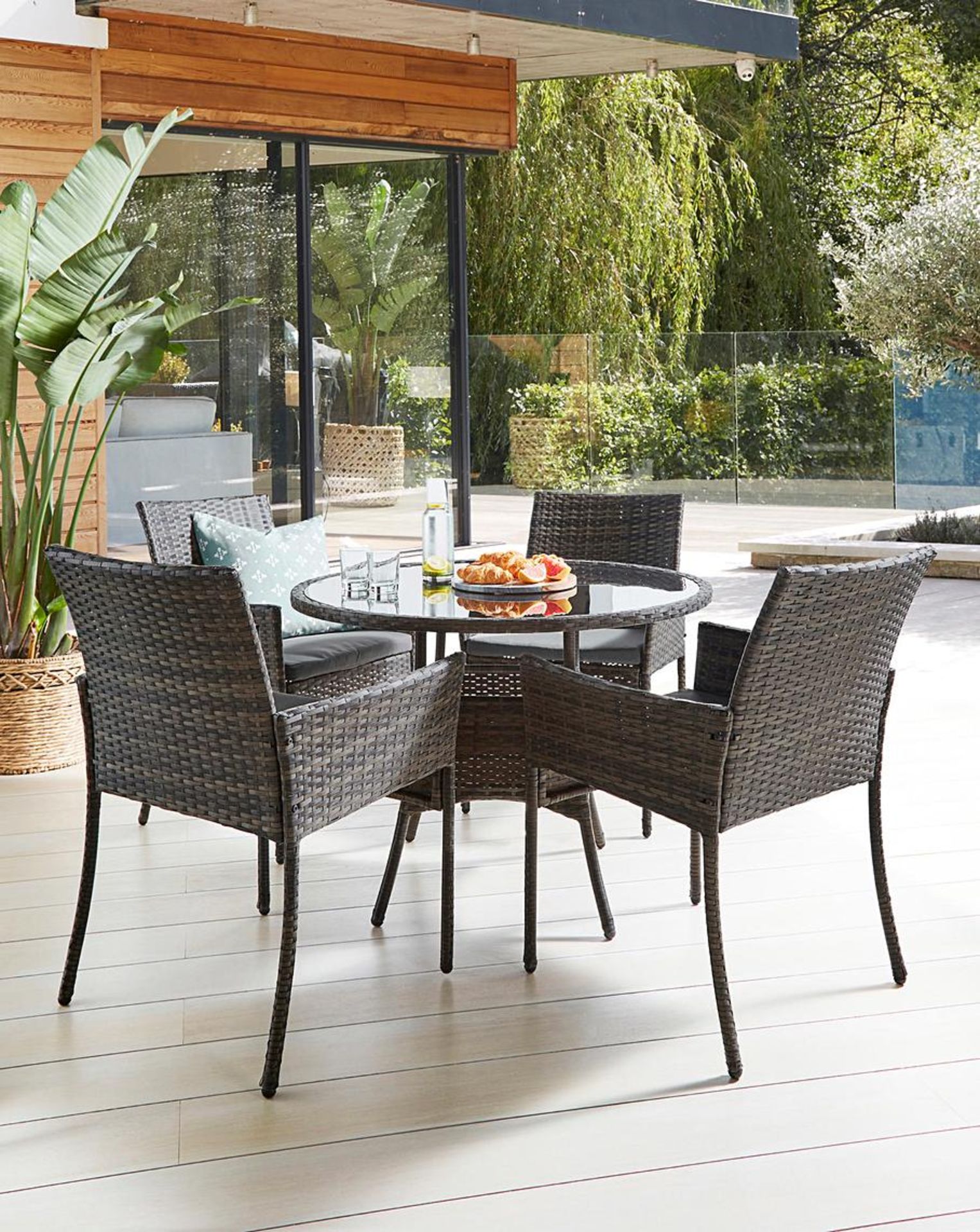 Cadiz Rattan 4 Seater Circular Dining Set. - SR5. RRP £390.00. This Cadiz Circular dining set is