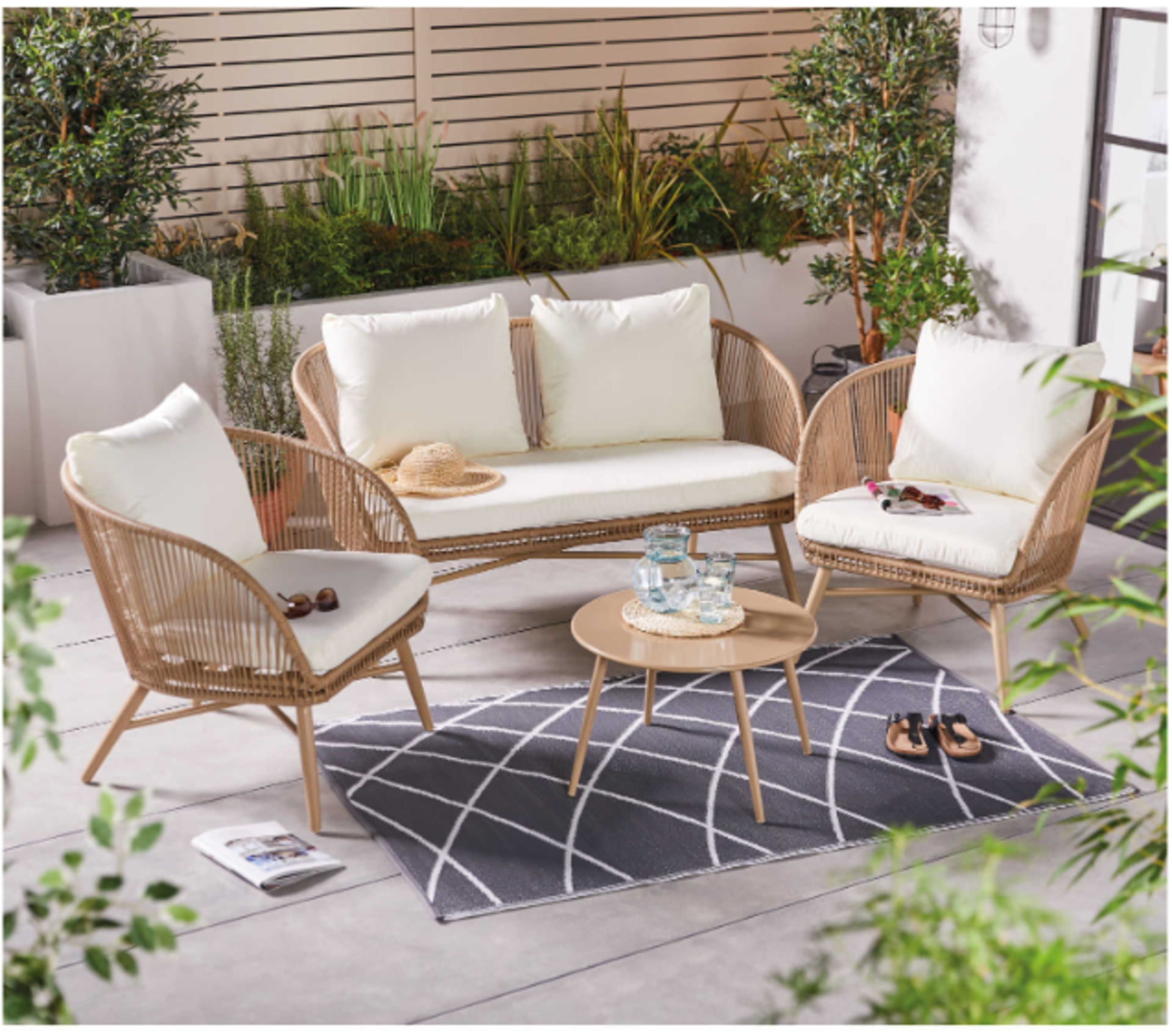 Rope Effect Furniture Set. Enjoy those lazy days in the garden with this comfortable and stylish