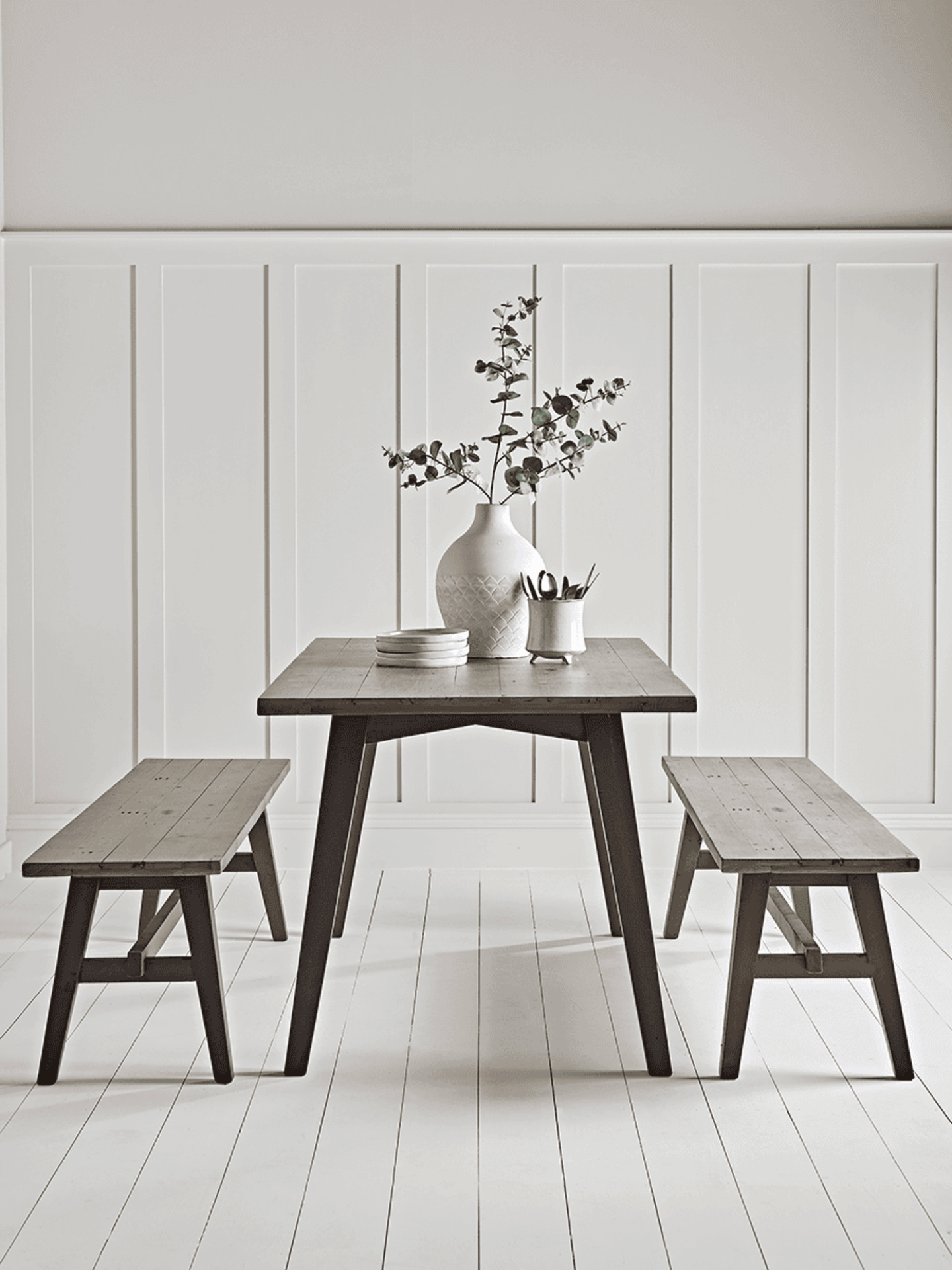 Salcombe Dining Table - Rectangular. RRP £725.00. - SR3. The natural warmth and patterning of the