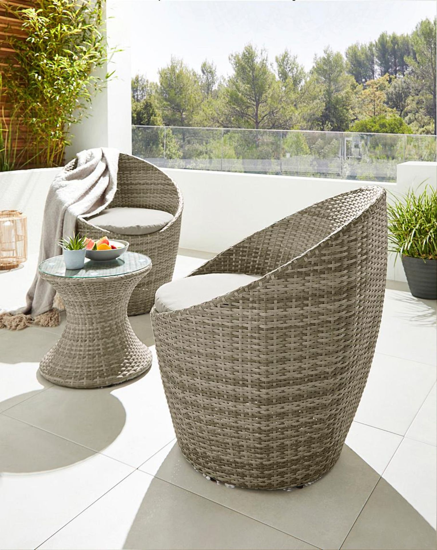 Pula Lounge Bistro. - SR5. RRP £731.00. With its stylish colours and curved shape, the Pula