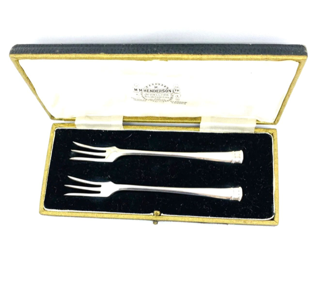 SOLID SILVER PAIR OF SNAIL FORKS. HALLMARKED SHEFFIELD 1934. W & G CASED MINT. - Image 2 of 2