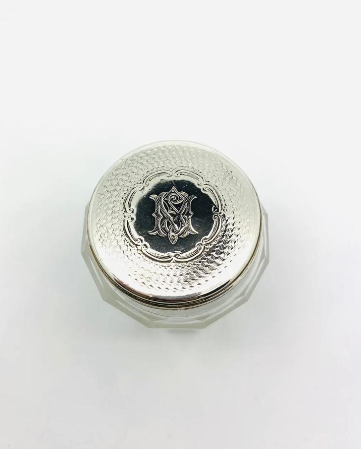 SOLID SILVER TOPPED GEORGE III DRESSING TABLE JAR. DATE/HALLMARK - LONDON 1872. SIZE - 84x49mm.